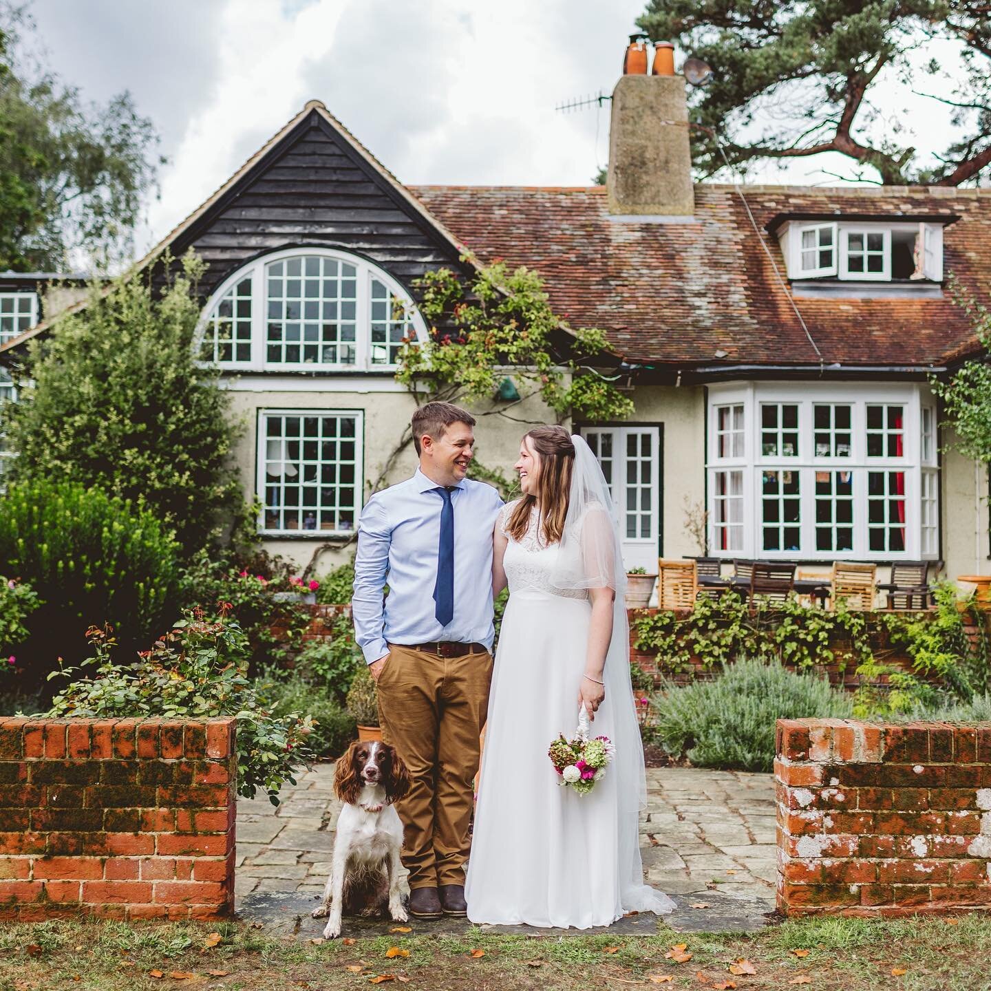 Real, homemade, relaxed weddings&hellip;&hellip;this is what I crave💗Becca and Steve&rsquo;s wedding day last year was exactly that. 

They had hired a stunning house in Aldeburgh, a short walk away from the beach, and with a garden big enough to ho