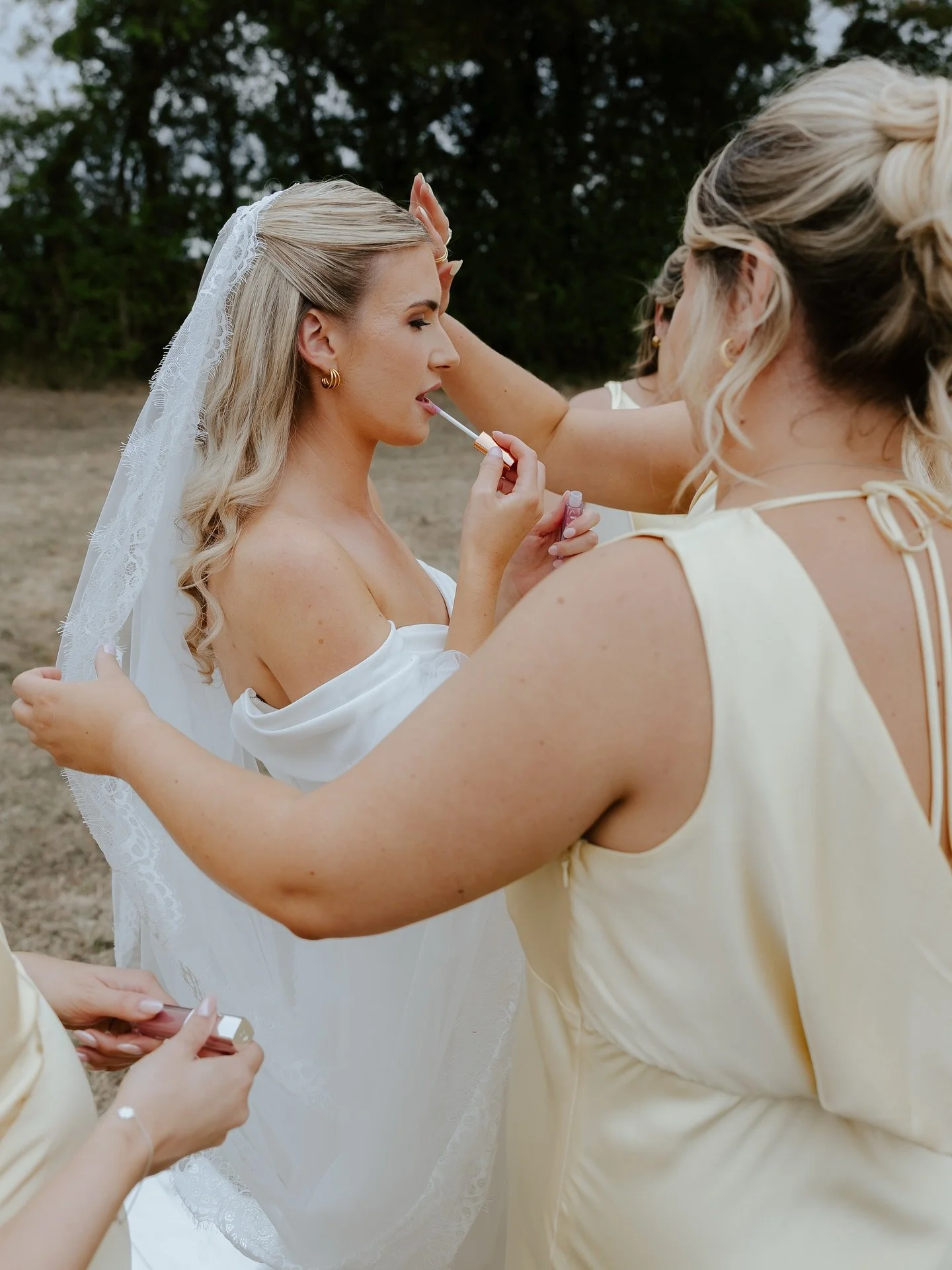 The Bride Squad at work!!!💍👑

This is still one of my favourite photos from this year. It&rsquo;s always the small, unposed, in between moments, that end up being the most memorable to me. 

I remember I was just about to start getting everyone rea