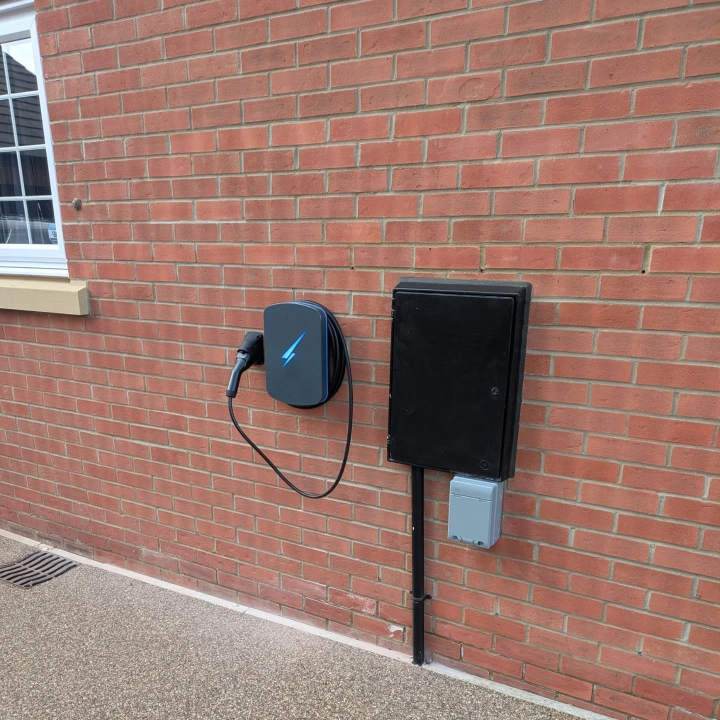 Busy day yesterday, 

@hypervoltuk charger installed ✅

Relocation of a @cpfusebox consumer unit ✅

#evchargerinstall #hypervolt #hypervoltev #evinstallersnorthampton #fusebox #consumerunit #consumerunitreplacement #consumerunitrelocation