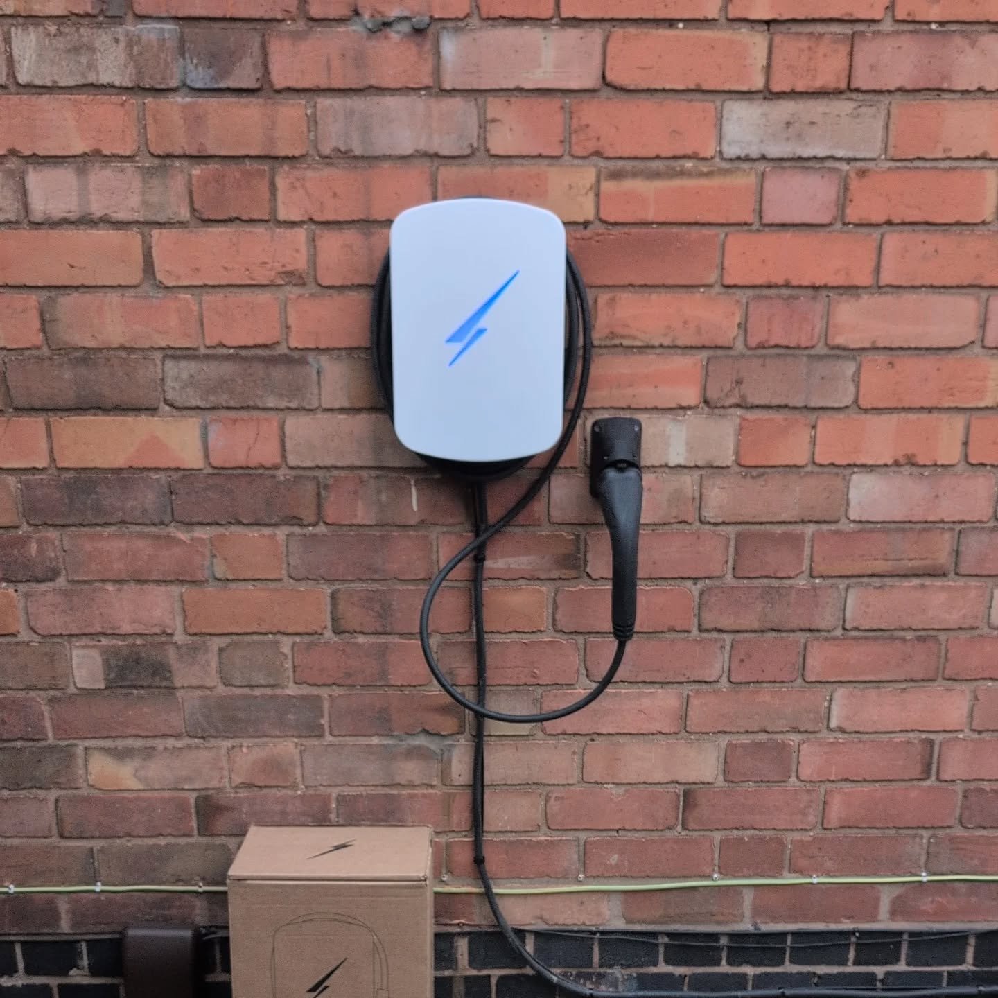 A busy few days installing @hypervoltuk Home Pro 3's. 8 more happy customers.

A few more slots available for November, get in touch for a quote.

#hypervolt 
#evcharging⚡️