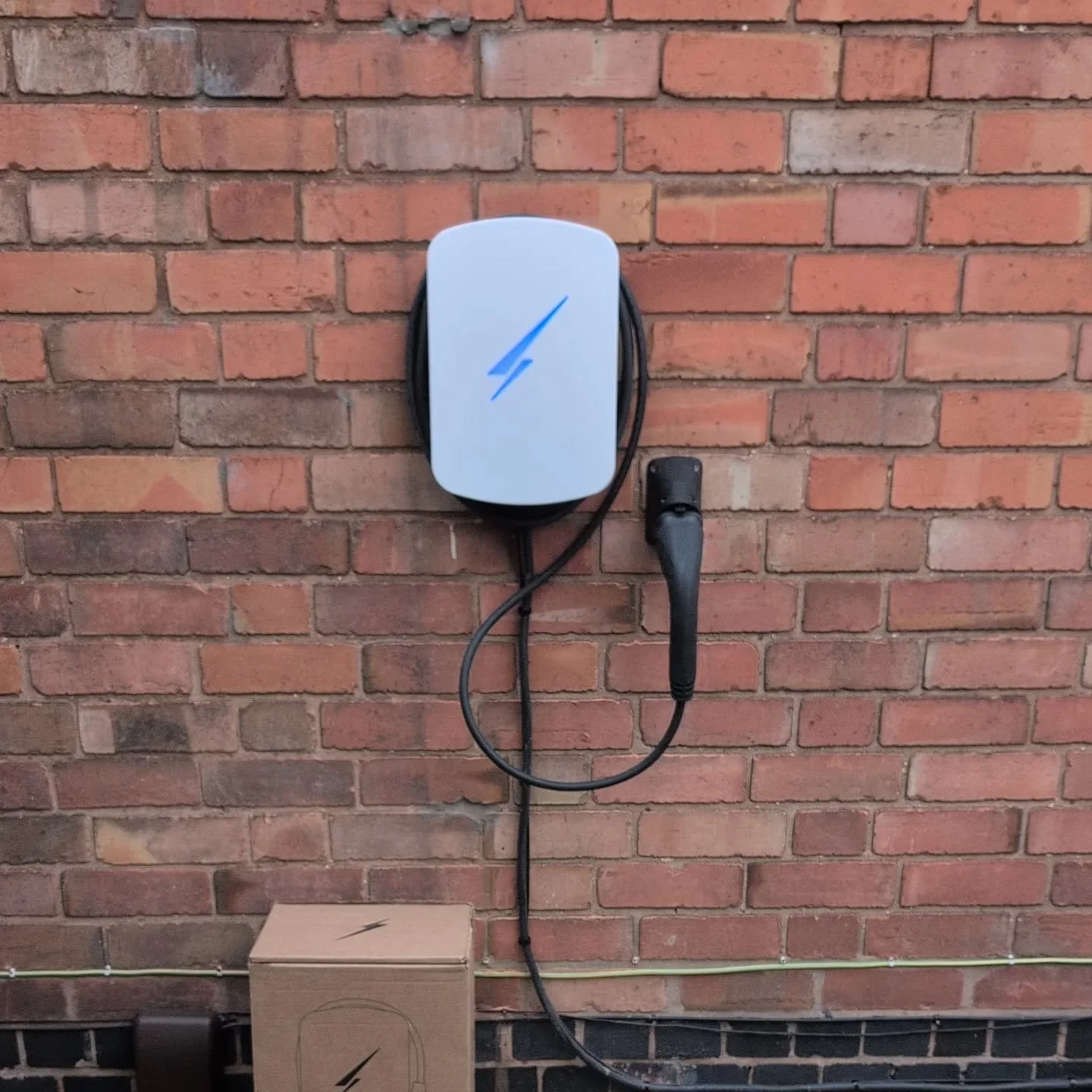 A busy few days installing @hypervoltuk Home Pro 3's. 8 more happy customers.

A few more slots available for November, get in touch for a quote.

#hypervolt 
#evcharging⚡️