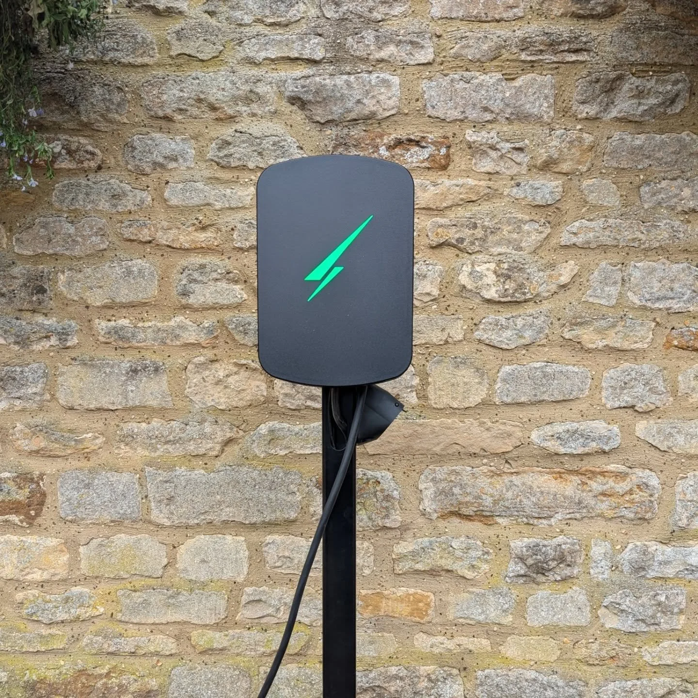 @hypervoltuk Home Pro 3 Ultra Black 10metre installation today in Northamptonshire.

#hypervolt 
#evcharging⚡️