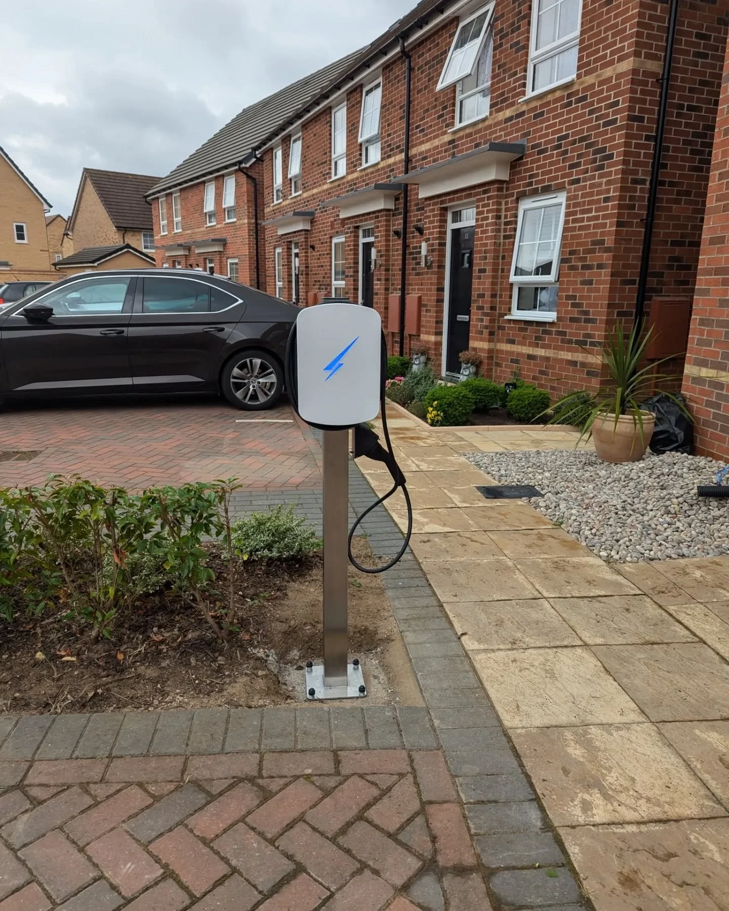 @hypervoltuk Home Pro 3 Ultra White 7.5 metre tethered EV Charger Installation today on a stainless steel post.

Nicely matches the customer's new white Model 3 @teslamotors 

#evcharging⚡️ 
#hypervolt 
#tesla