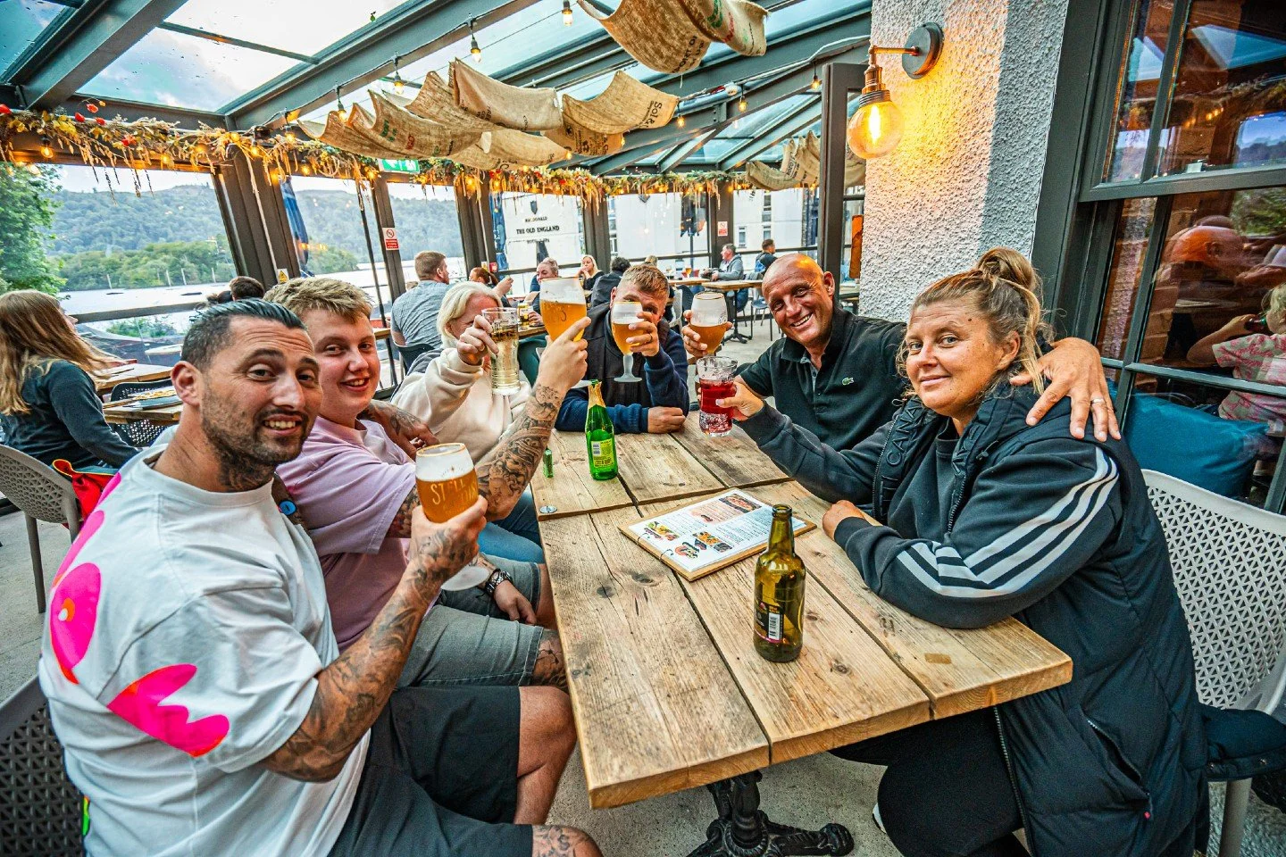 Lazy Sundays.
Lakeside tables.
Your people.

The perfect end to the weekend. 🌅✨
Lake View Garden Bar.

Check menu here : https://lakeviewgardenbar.com/pub-menus

#hotdog #wings  #lakeviewgardenbar #lakedistrict #bownessonwindermere #cocktailsofinsta