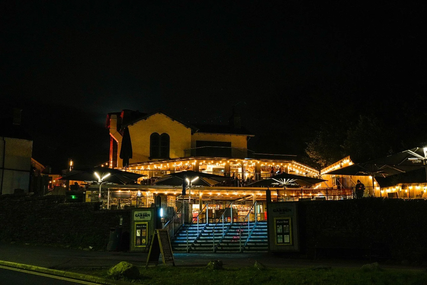 🎆 SEE IN 2026 THE RIGHT WAY
Lake View Garden Bar | Windermere Lakeside
🎉 FREE ENTRY ALL DAY & NIGHT
🎸 Live music 12pm-1am (non-stop bangers)
🍴 Food served from 12pm
🥂 No bookings needed - just show up
❤️ Everyone welcome - bring your crew