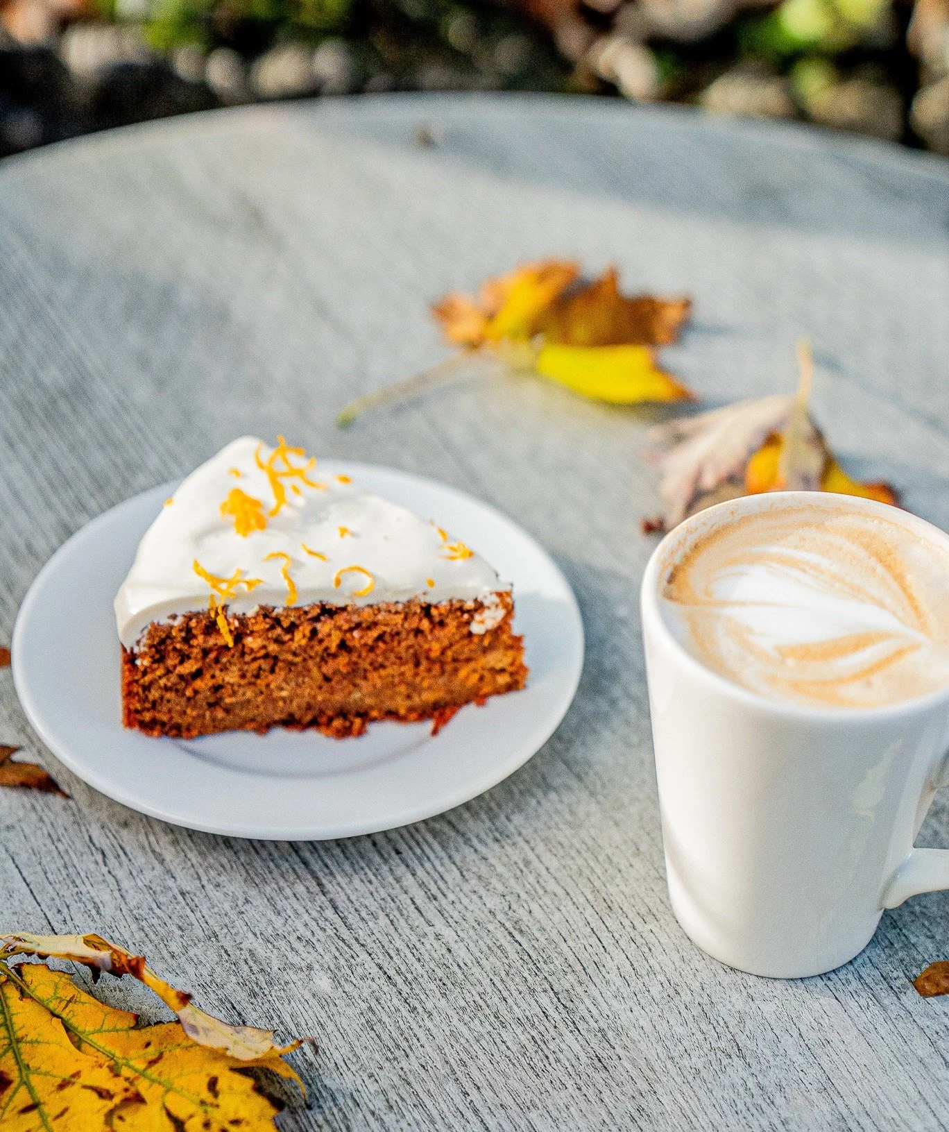 Picture this: Freshly Cakes. Perfectly brewed coffee. The people you love most. And views that'll make you forget to check your phone.

Every slice is made fresh daily. Every moment tastes better here.
Lake View Garden Bar: Where coffee dates become 