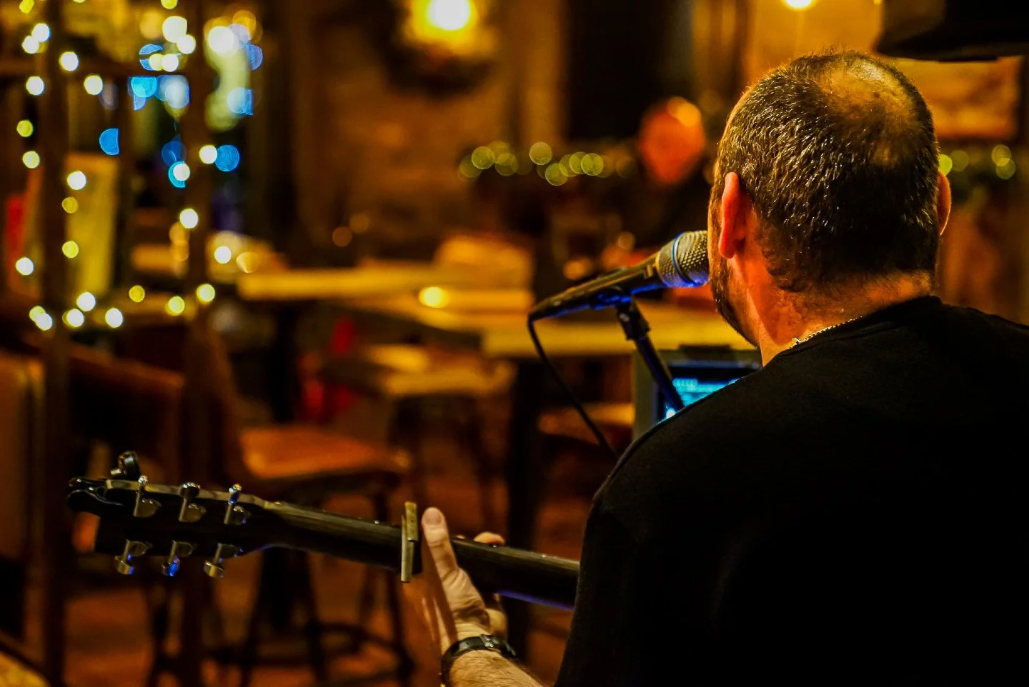 🎶 Friday Night: Sorted. 🎶

This is how you kick off the weekend!

Join us for a perfect night featuring:

Live Music: Marc Atkinson is on stage, 7 PM - 10 PM

Warm-up: Our signature winter cocktails are waiting to be sipped.

The Food: Pub classics