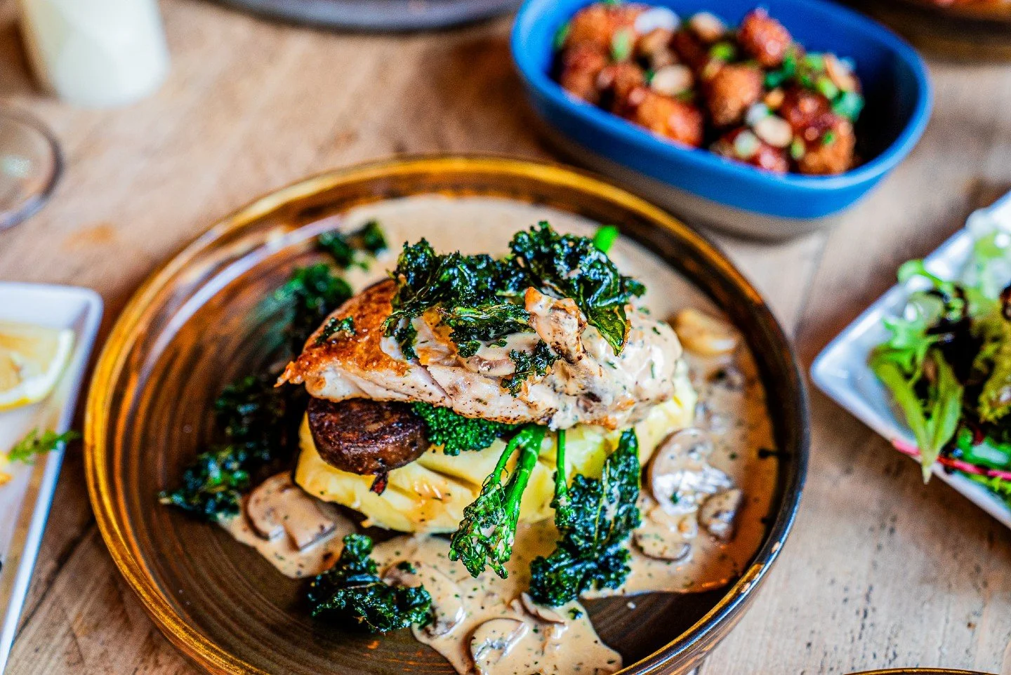 Stop scrolling, start savouring!

🍽️ Make your Sunday absolutely legendary.

Picture this: Comforting dishes , a perfectly refreshing pint or signature cocktail, all enjoyed with breathtaking views of Windermere as your backdrop.

Our cosy eats from