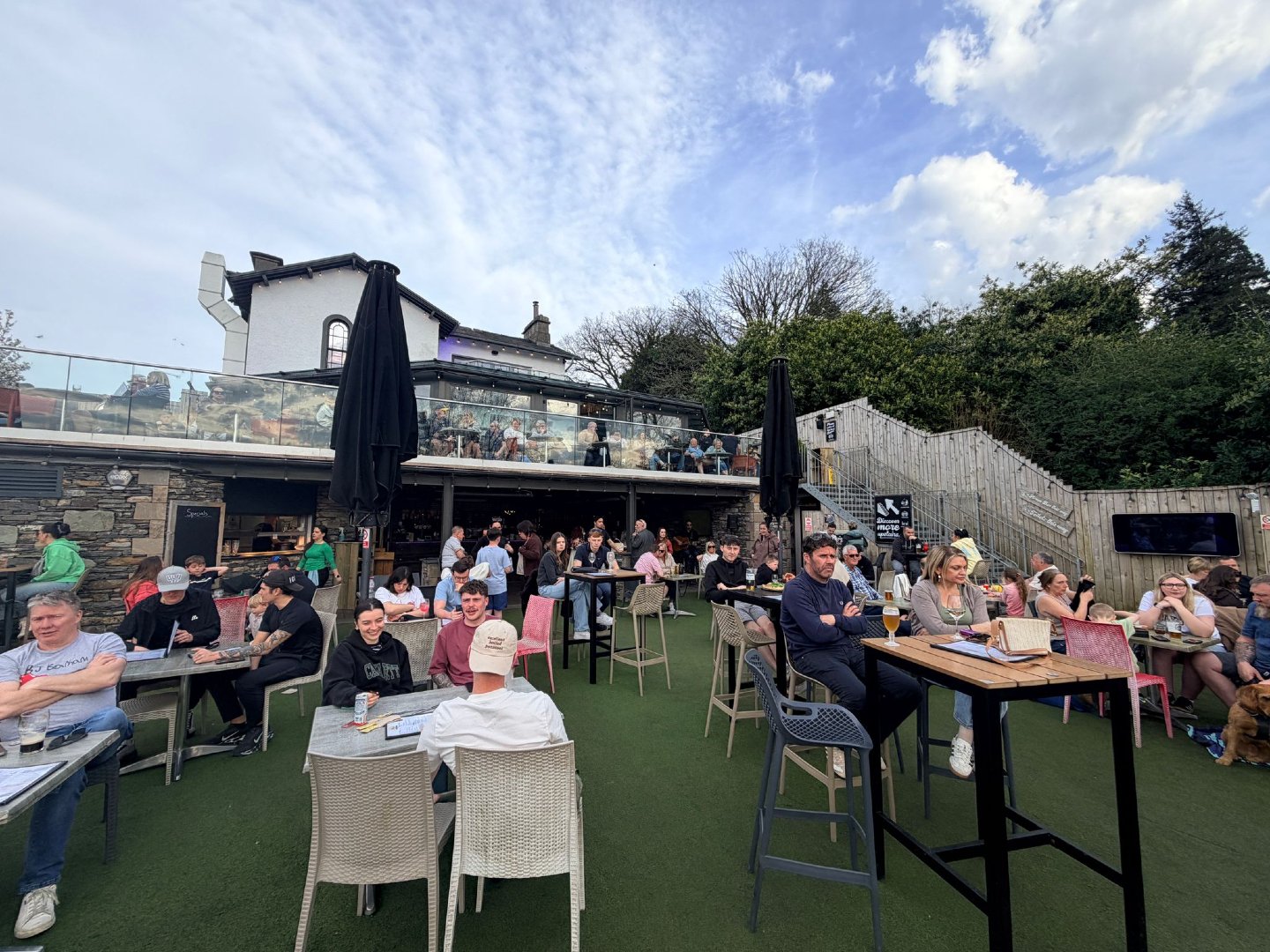 Refresh and unwind at lake view garden bar &hearts;️

#bownessonwindermere #lakedistrict #weekendvibes #livemusic #cocktailsofinstagram