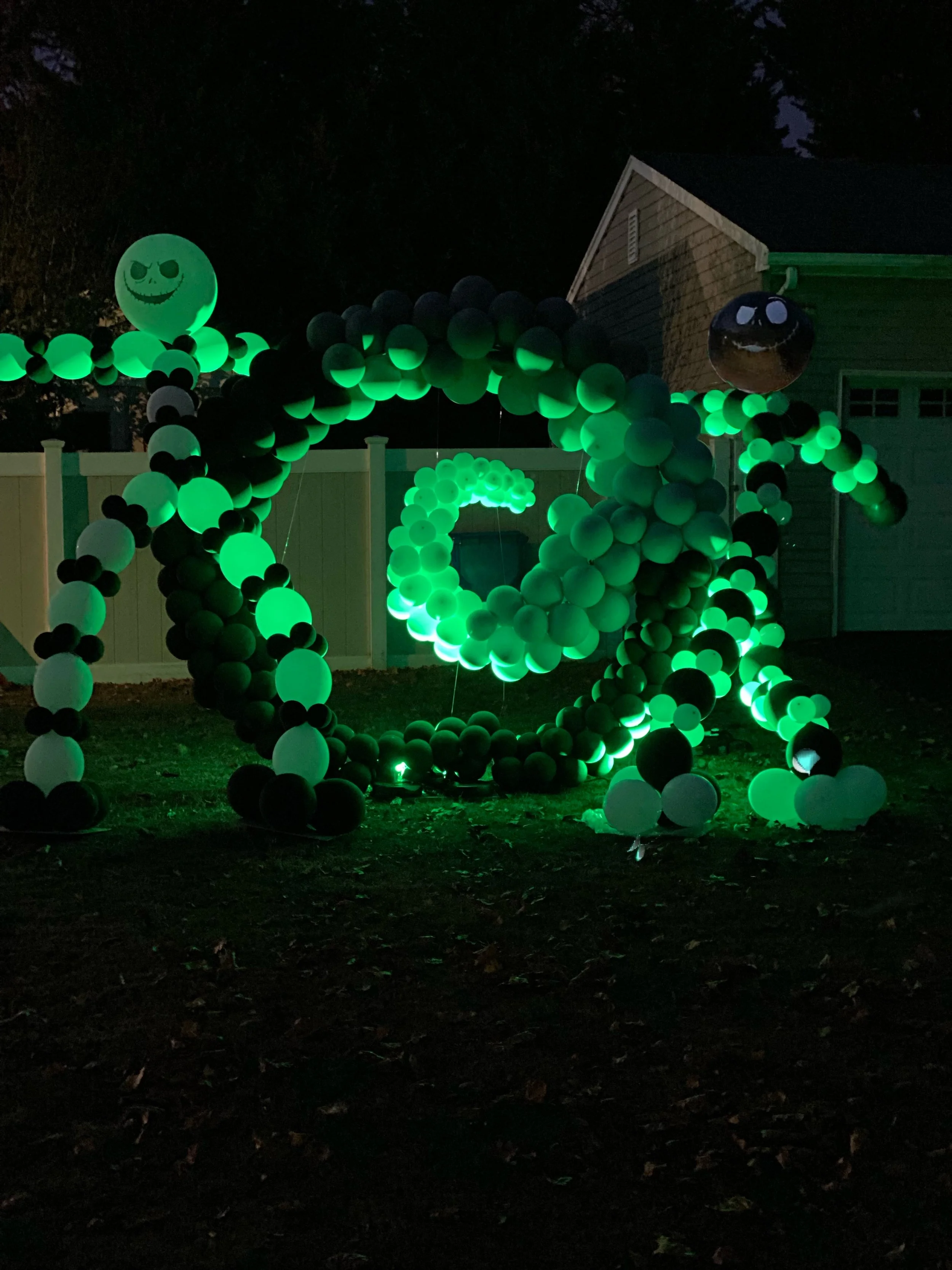 outdoor halloween display, jack the skeleton, balloons, holiday balloons, outdoor balloons, event planning
