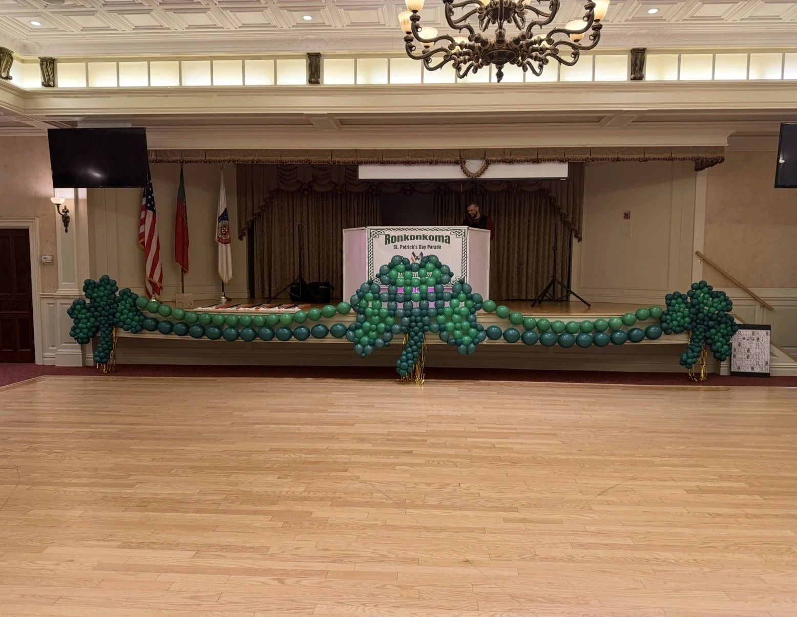 st patricks day, balloons, balloons near me, stage decor, events, party, holiday balloons