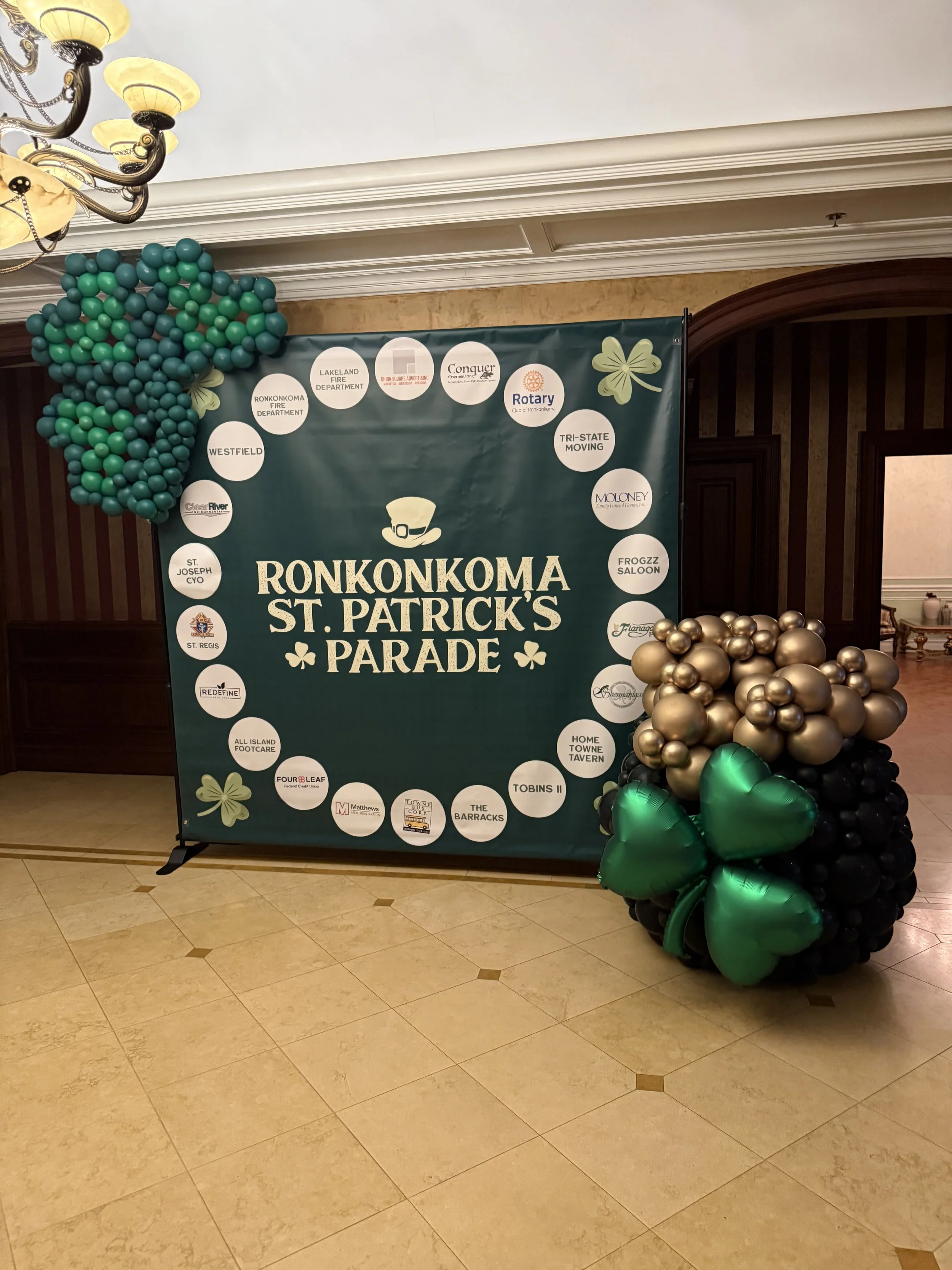 holiday balloons, balloons, balloon arch, balloons near me, balloon backdrop, balloon display