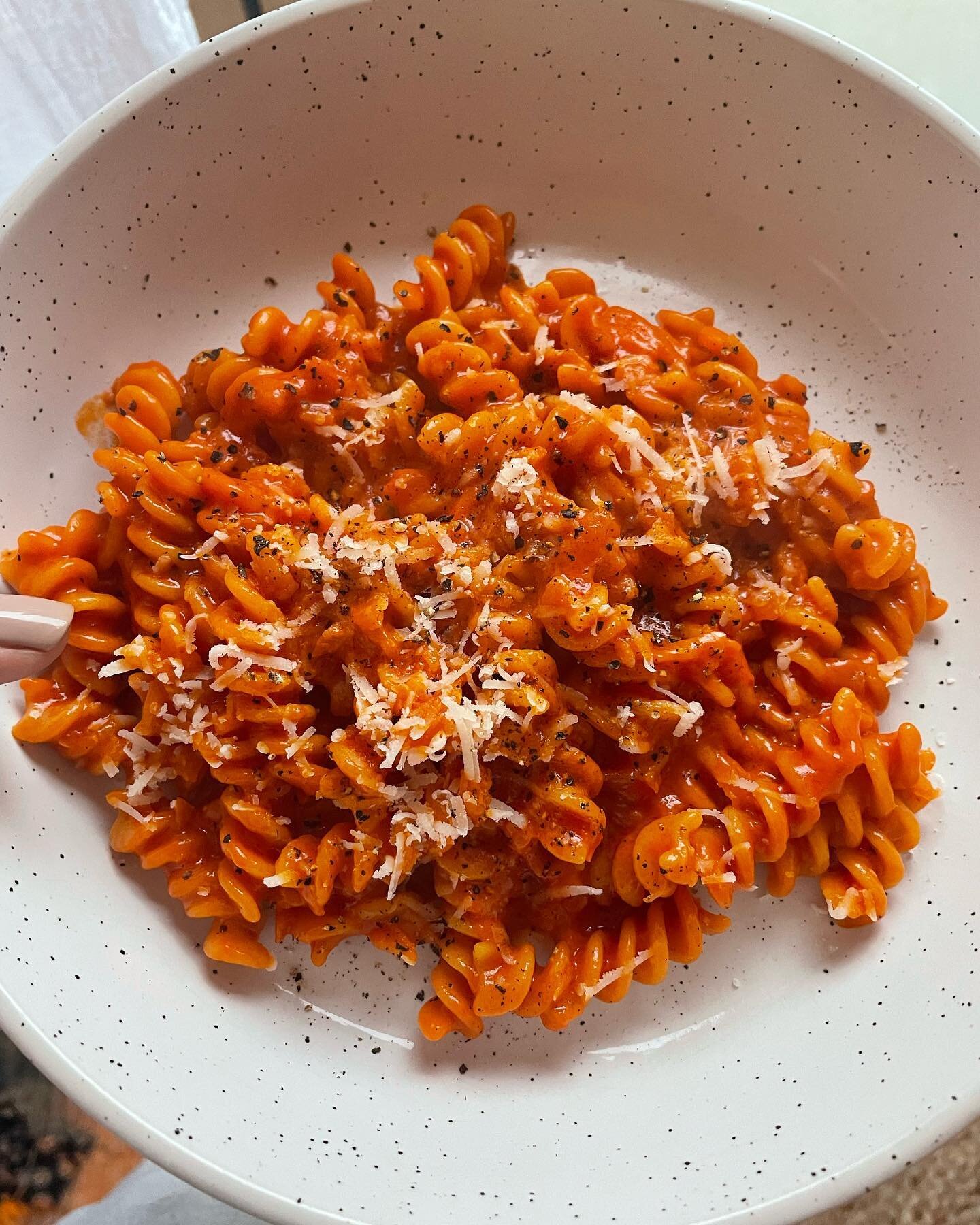 Vegan Vodka Pasta 🍝

Serves 4

1 tsp chilli flakes 
1 onion, chopped 
3 cloves garlic, chopped 
1 whole tube tomato pur&eacute;e
50ml vodka 
300ml coconut milk
500g pasta 
Olive oil 
Salt and pepper

Heat 1-2 tablespoons of oil in a pan and toast ch