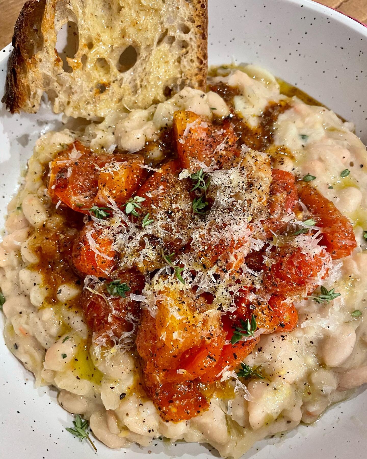 Creamy haricot beans with thyme, lemon &amp; roasted tomatoes 🍅🍋
