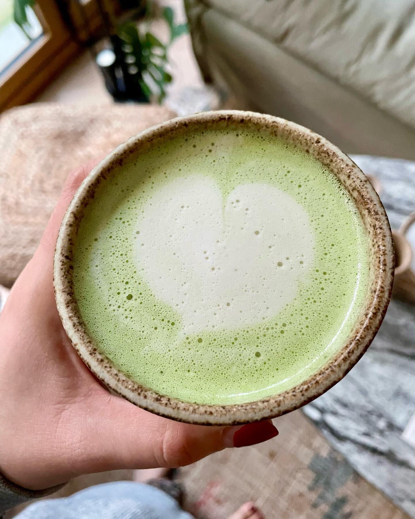 MATCHA 🌿🍃🍵💚 My absolute favourite hot drink, not only because I love the taste but also because of its amazing health benefits:
- packed with antioxidants which protect against cell damage and lower risk of chronic disease
- contains L-theanine, 