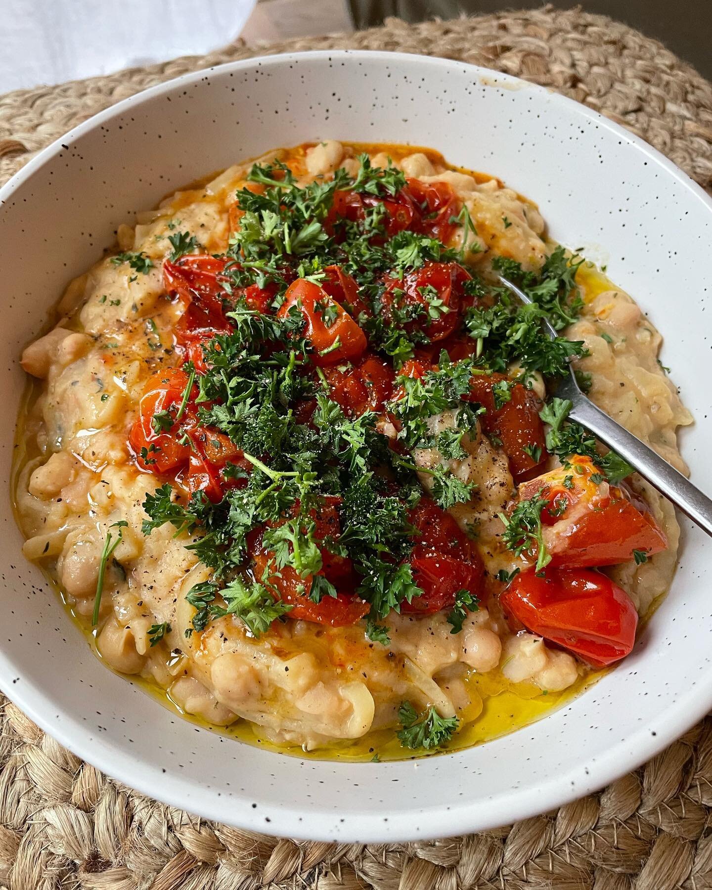 Creamy Beans and Roasted Tomatoes 🍅 

400g cherry tomatoes
1 tbsp balsamic vinegar 
1 onion, sliced
3 cloves garlic, chopped
Few sprigs fresh thyme
700g jar white beans
200ml plant milk
&frac12; lemon, zest and juice 
Handful of parsley
Salt and pep