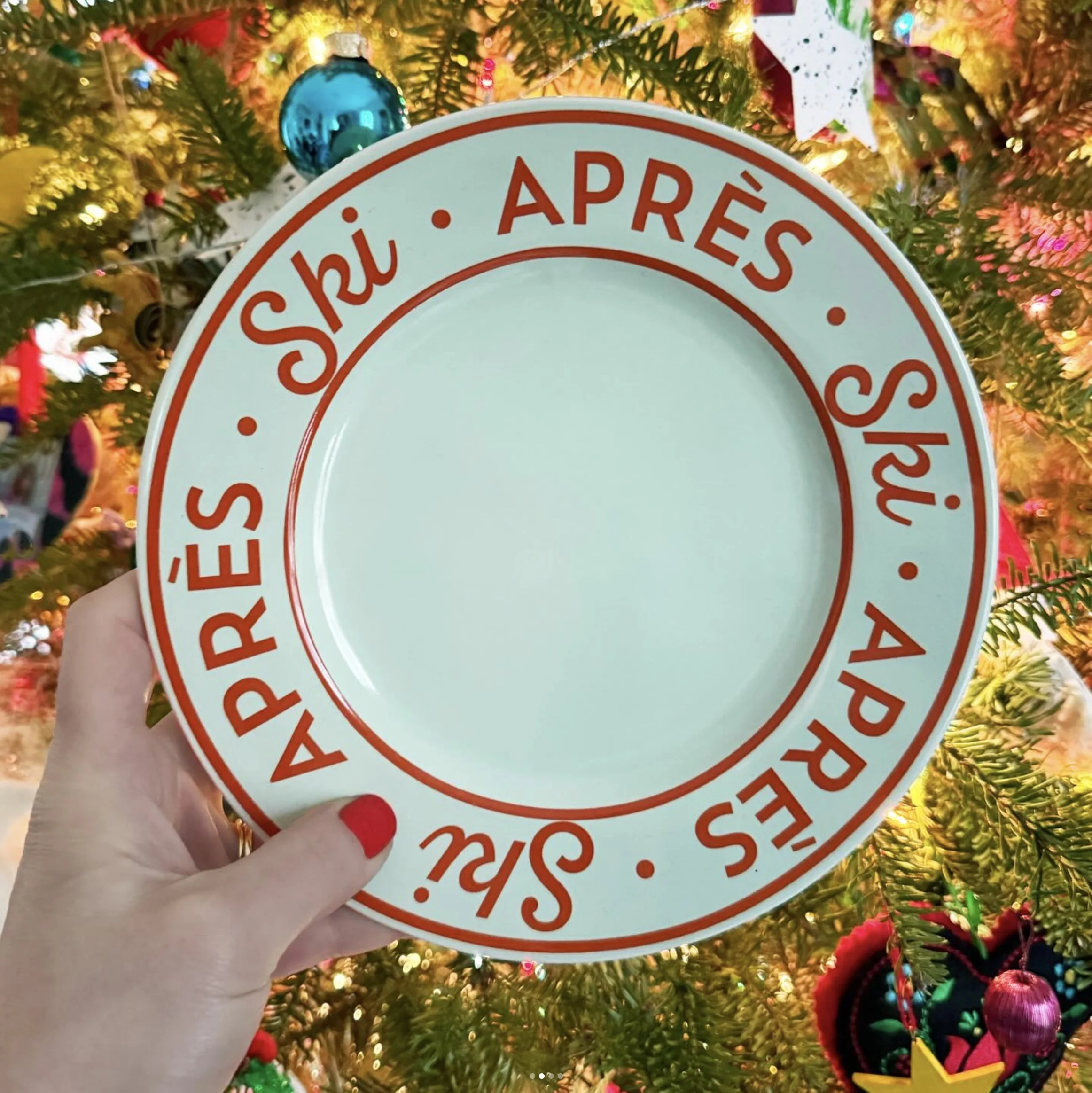 Pale blue plate trimmed with retro typography in red that says "Apres-Ski"