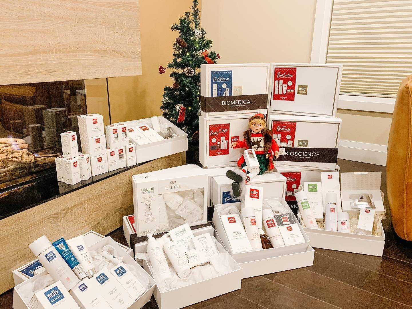 Look where I found Audrey, ready to fill stockings with her favourite products!
.
Don&rsquo;t forget, Holiday Gift Boxes are 25% off while quantities last.
.
Get glowing hydrated skin for the holidays with a custom skincare set! As a bonus you&rsquo;