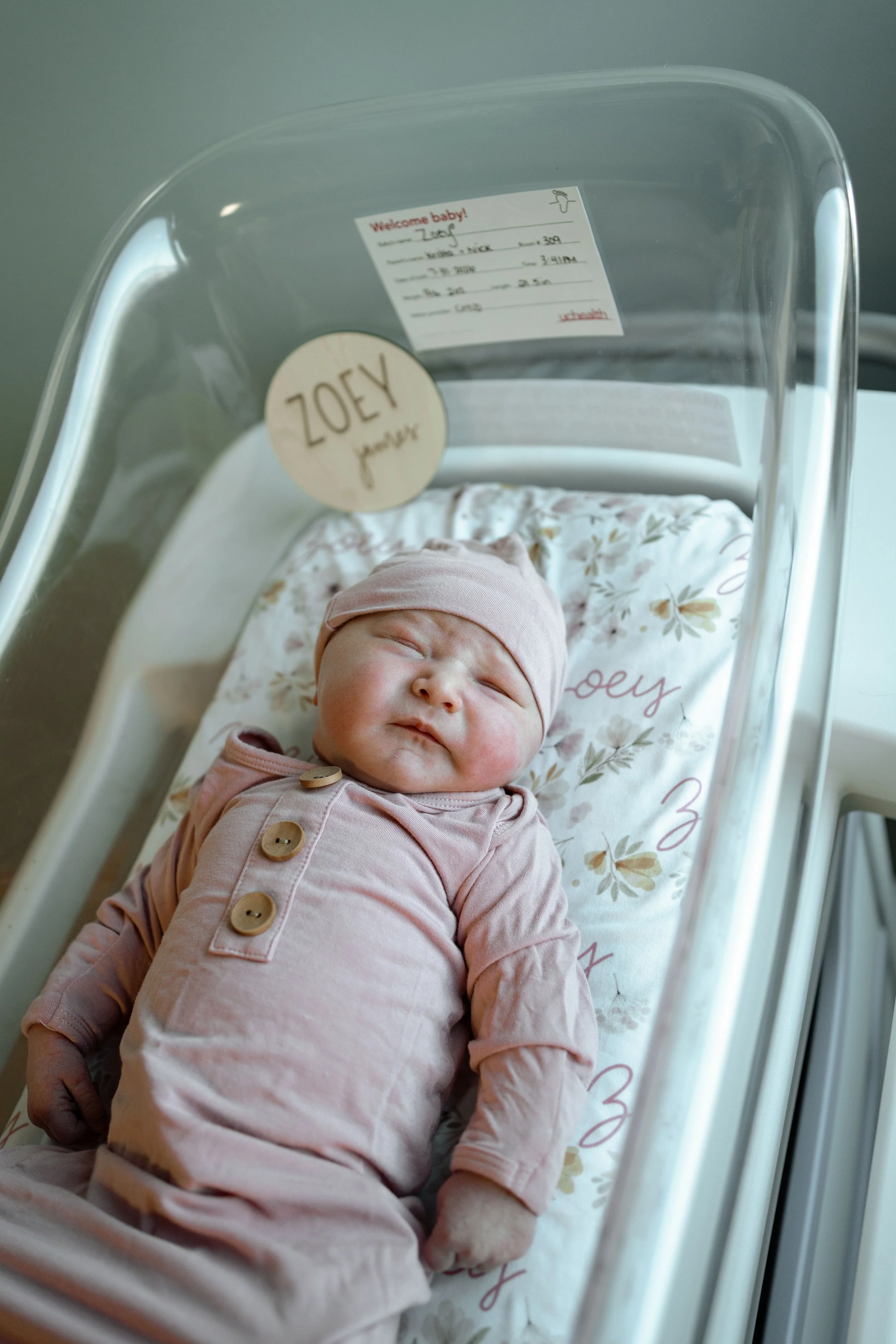 newborn baby in denver hospital highlands ranch with name annoucement in bassinet