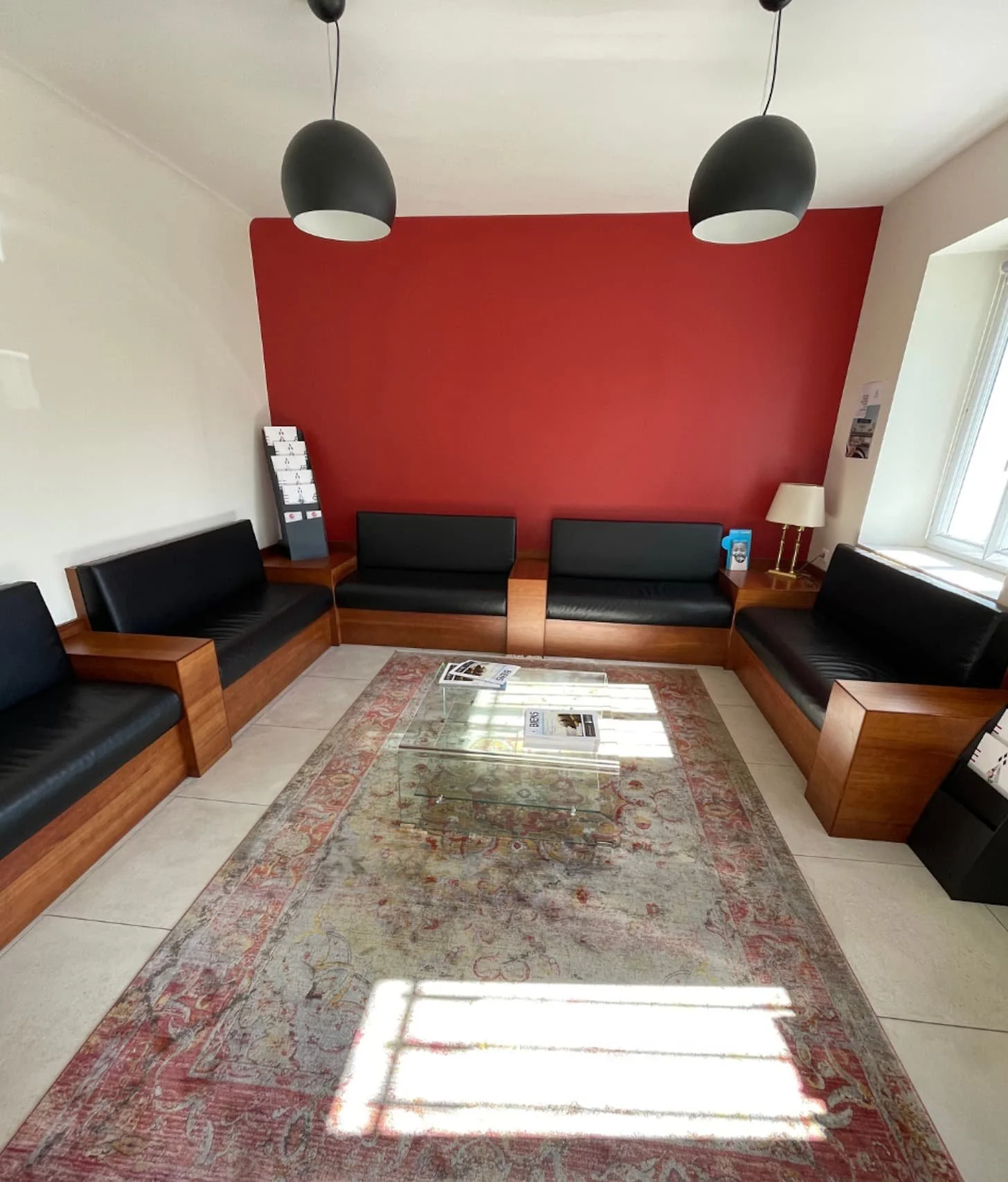 Aménagement d’une salle d’attente de notaire à Vannes dans le Morbihan, conçu pour améliorer l’accueil des clients, renforcer la confidentialité et valoriser l’image du cabinet.
