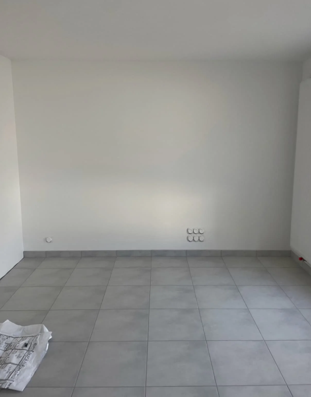 Avant / Après - Décoration et aménagement d’un salon à Damgan, pensé pour créer un espace fonctionnel et esthétique, tout en respectant un budget maîtrisé.