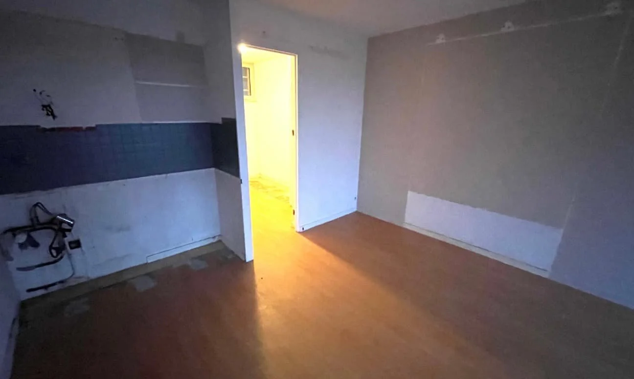 Avant / Après - Aménagement et décoration d’un studio destiné à la location Airbnb à Carnac : rénovation du sol au plafond, agencement optimisé et création d’un univers haut de gamme pour séduire les voyageurs et maximiser les revenus locatifs.
