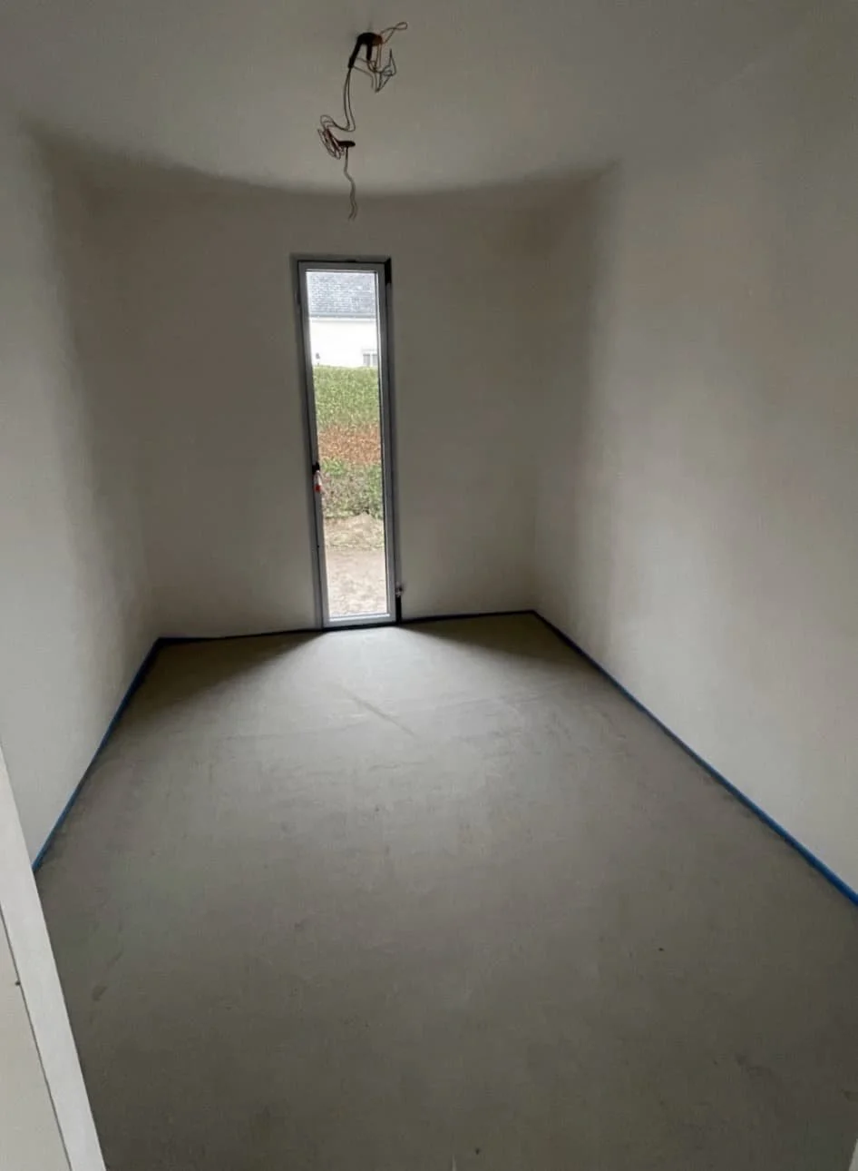 Création d’un dressing fonctionnel et esthétique dans le Morbihan, conçu avec des solutions modulaires pour maximiser le rangement et proposer une alternative économique au sur-mesure.
