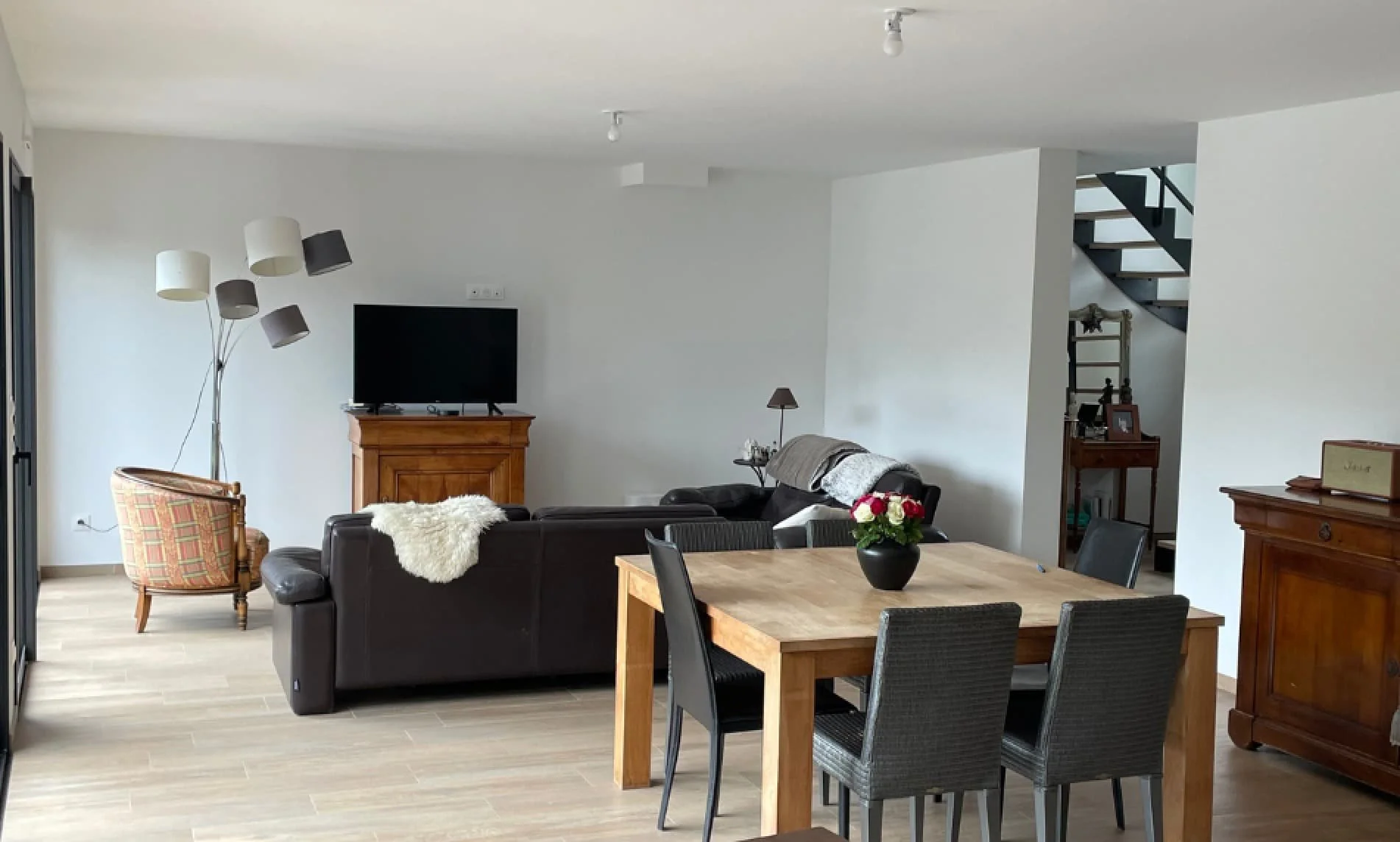 Transformation complète d’un salon à Arradon dans le Morbihan : création d’une ambiance contemporaine grâce à un agencement sur mesure, un jeu de peintures, un papier peint panoramique et du mobilier neuf.
