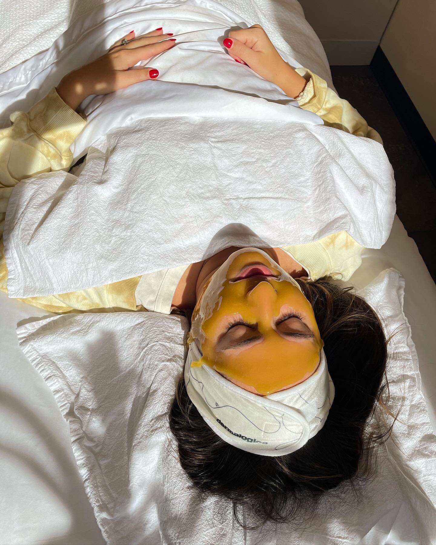 fall is the perfect time to start getting facials regularly &mdash; as the weather cools and the air gets drier, our skin needs a little extra TLC ✨ monthly facials can help maintain a healthy skin barrier, improve moisture retention, boost elasticit