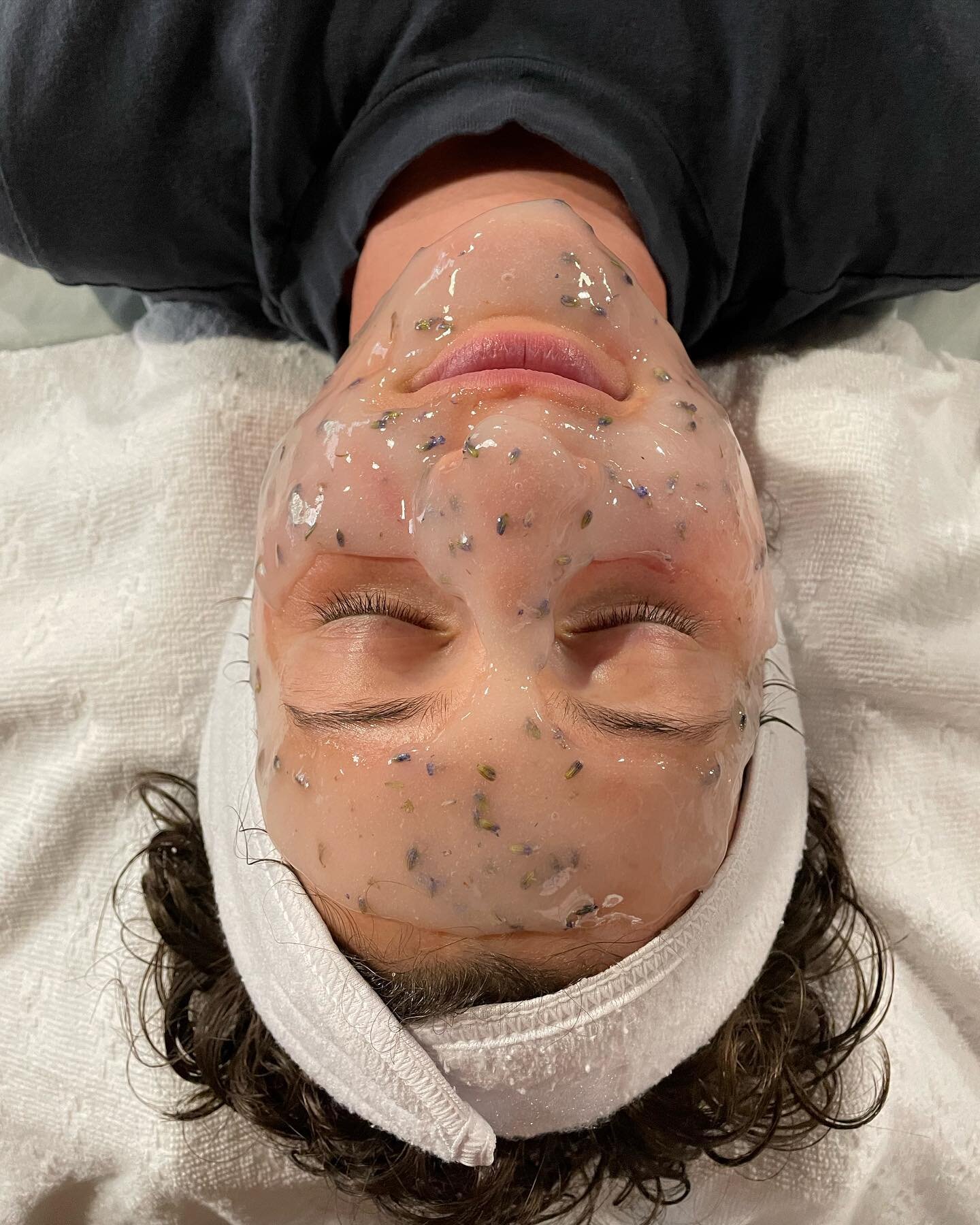 @esthemax intensive aftercare hydrojelly mask + blue LED light therapy to help reduce redness, inflammation, and sensitivity 💙☁️✨ 

✿ this particular mask has lavender, grape seed extract, and bromelain, which are all soothing and anti-inflammatory 