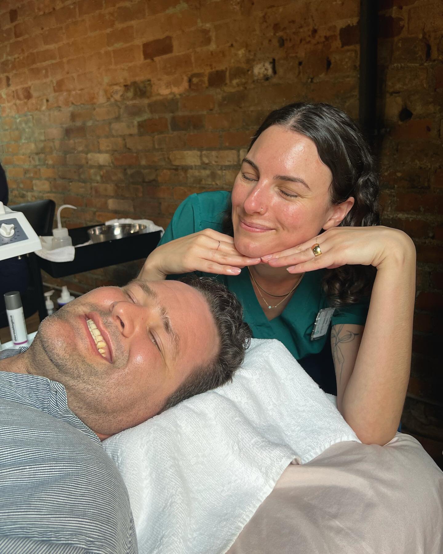 quick PSA: men need facials too 😉🥰 featuring some of my favorite #BrosWhoGlow ✨

#rosalieesthetics #skincare #esthetics #estheticianstudent #greensboroesthetician #ncesthetician #dermalogica #dermacademy #mensfacial