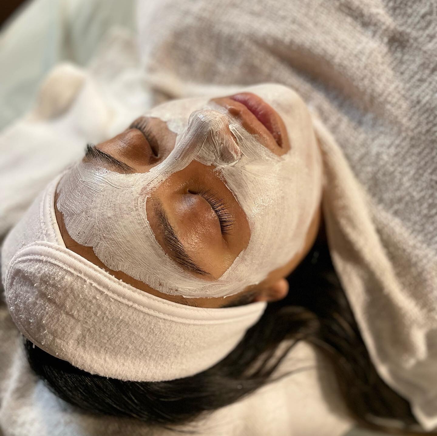 masking on a monday morning, not a bad way to start the week 😌 ☁️✨ thanks for trusting me with your skin @_______jocelyn.ox! 

✿ check my story for availability
✿ call 336-515-3348 to book
✿ dm with any questions :) 

#rosalieesthetics #skincare #es