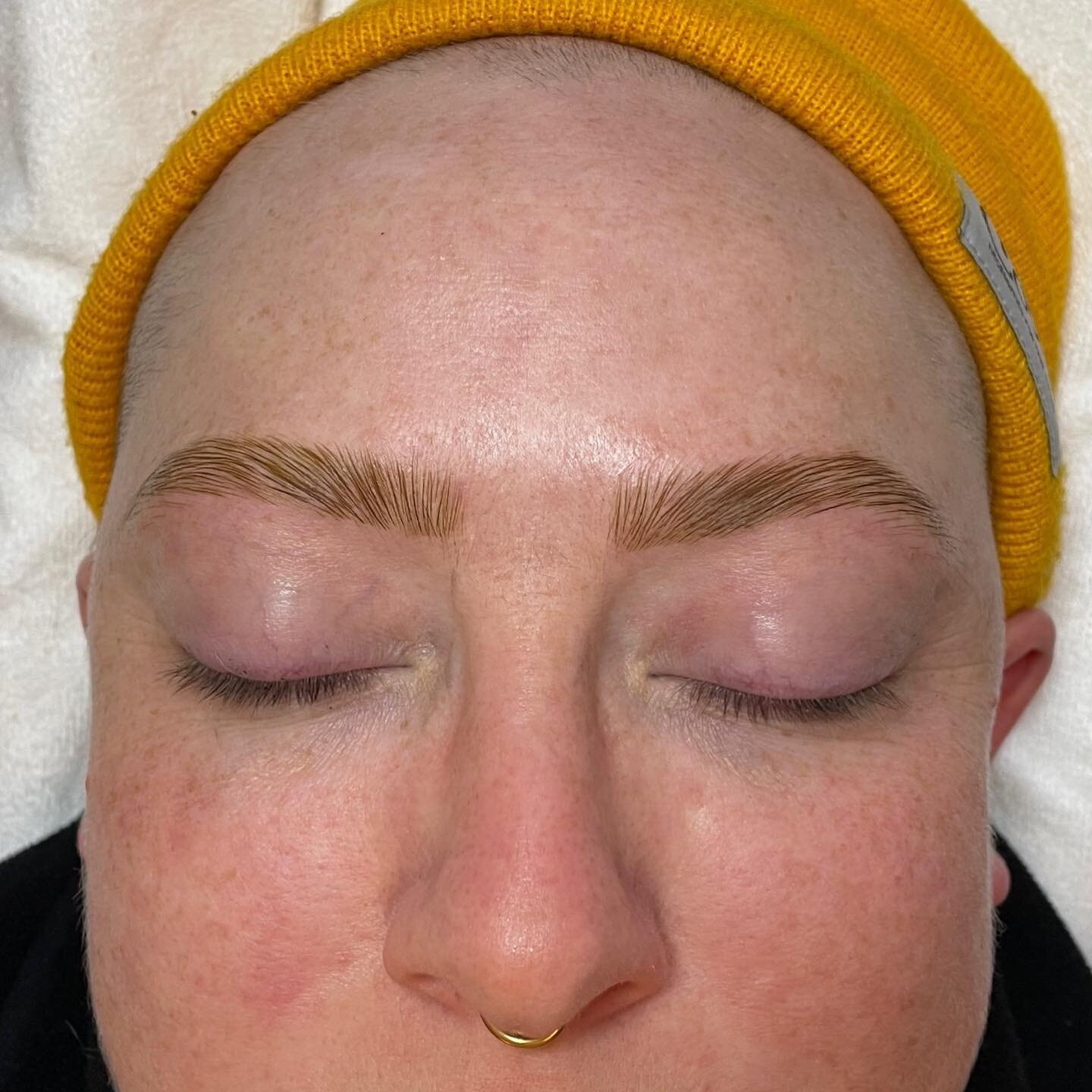 brow lamination+tint for rachel 😍 swipe for the before! 

✿ brow lamination is a process that softens and straightens the hairs to make the brows appear fuller and easier to style however you prefer! it will last 4-6 weeks, and the tint will last up