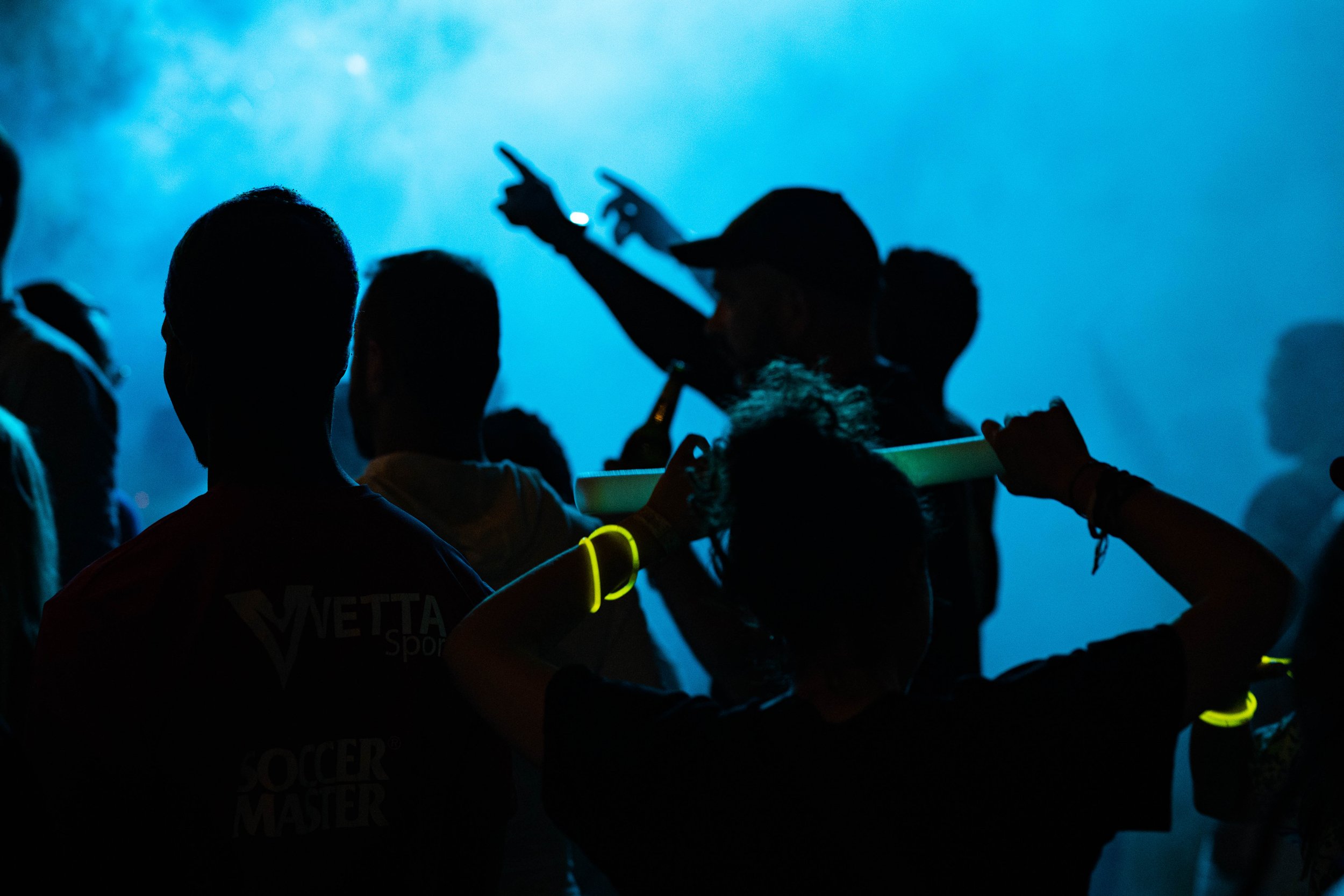 Χορευτές με φωτεινά sticks και καπνούς δημιουργούν φαντασμαγορική ατμόσφαιρα