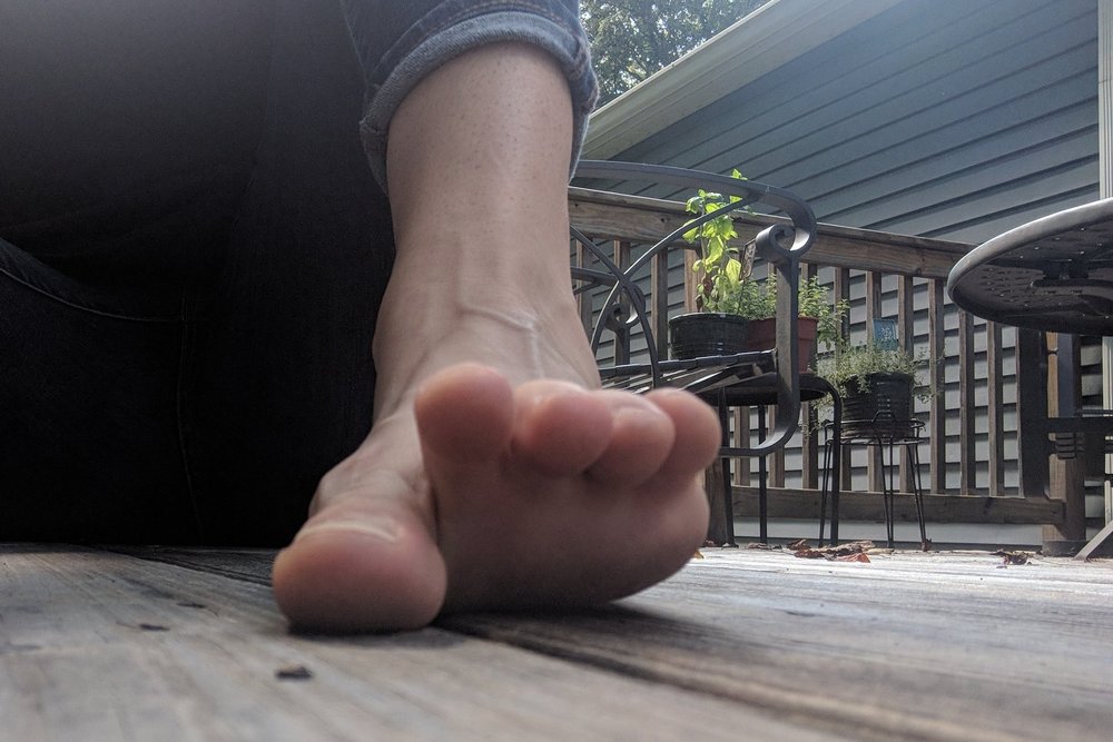 Extend your toes upward and press your big toe into the ground.