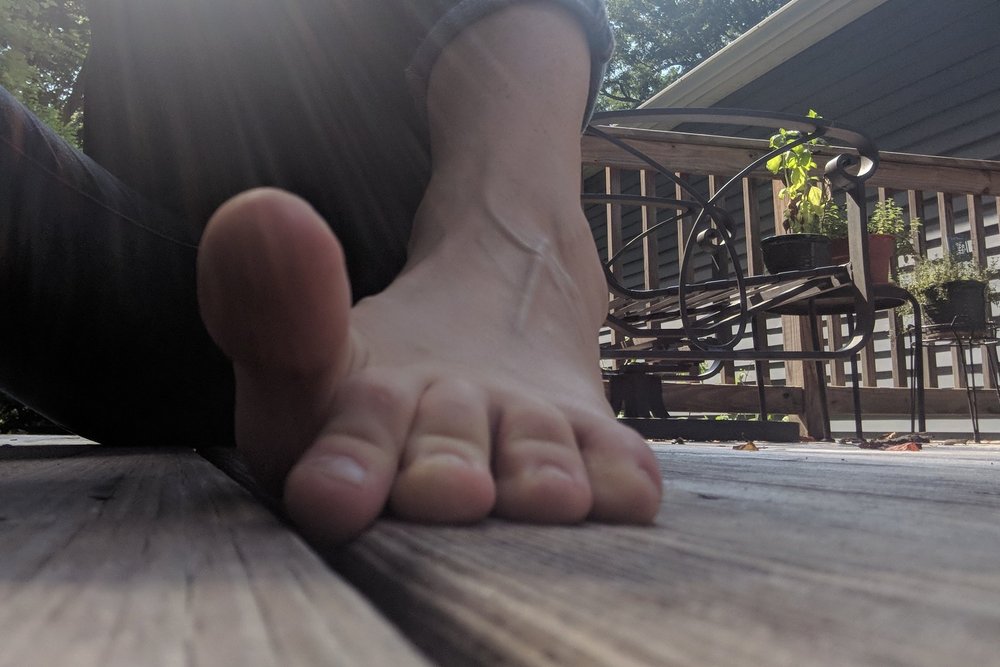 Extend your big toe upward and press your other toes down. 