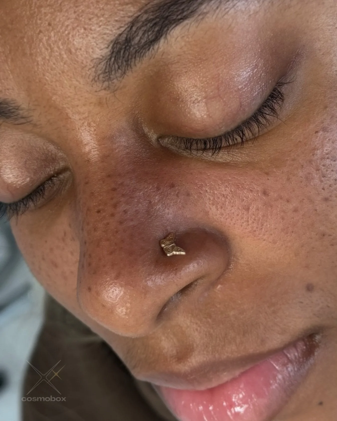 A closeup of the cutest nose full of (tattooed) freckles ✨

This is the fresh result of her 2nd and final freckle session. We strategically placed freckles throughout areas of acne scarring on her cheeks, and on her nose to create a soft, natural pat