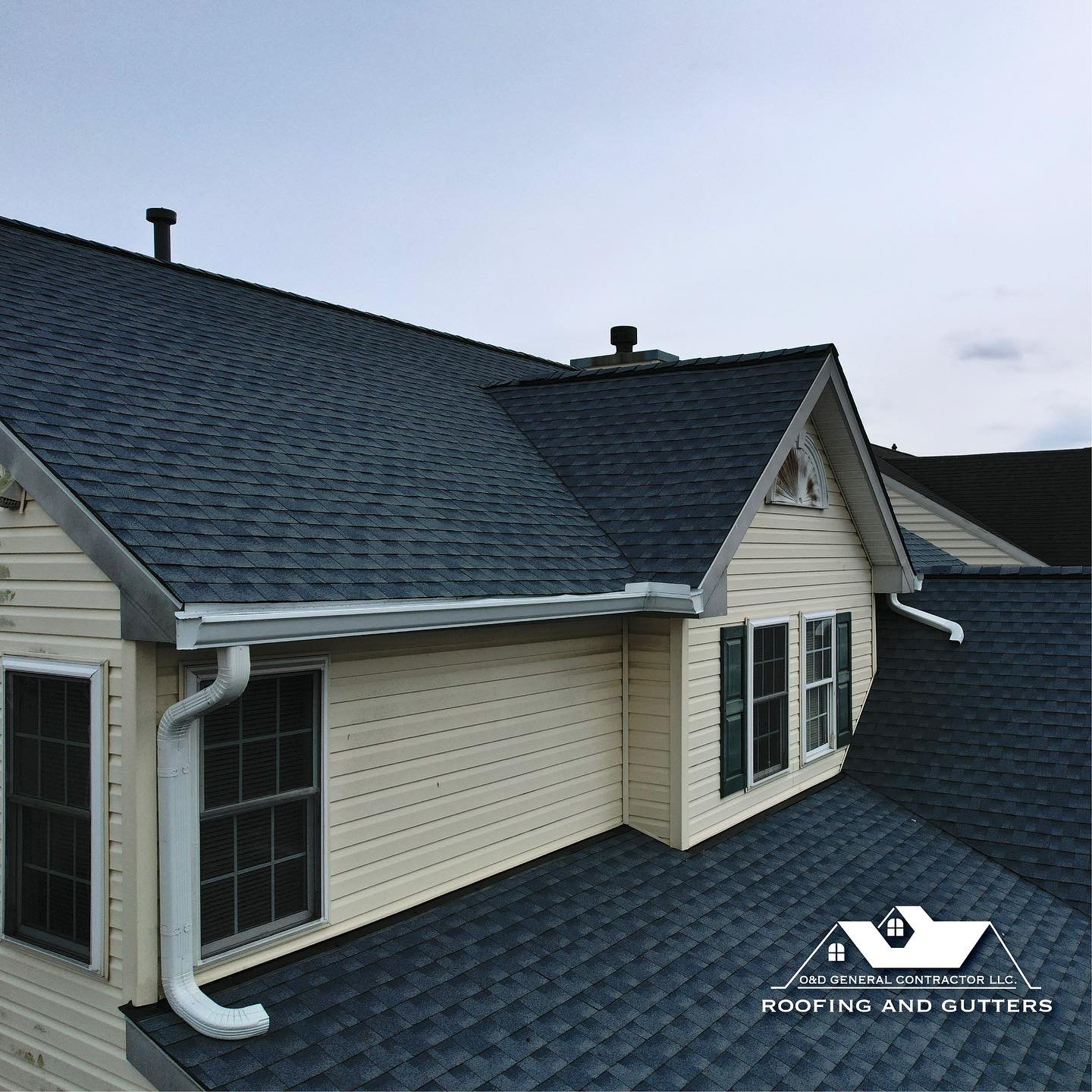 Check out this new roof and gutters replacement in Linthicum, MD 👀. Featuring these beautiful 🤩 Biscayne Blue Timberline HDZ shingles from @gafroofing and new white 6 inch gutters. 

As a certified GAF Master Elite roofing contractor, we are able t