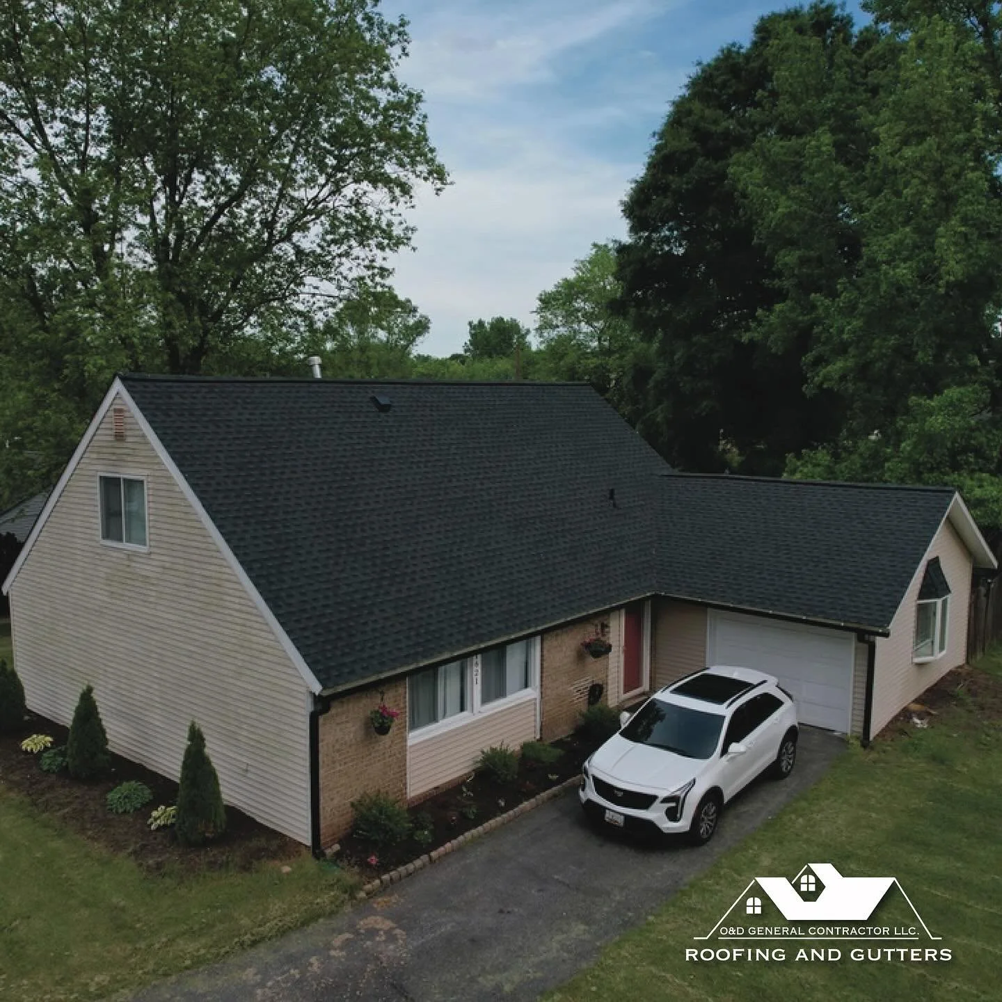 😍 Check out the new roof on this beautiful home in Bowie, MD which features Charcoal Timberline HD shingles from @gafroofing . Also with seamless Black 6&rdquo; gutters.

A new roof should provide MANY years of peace of mind for you when it comes to