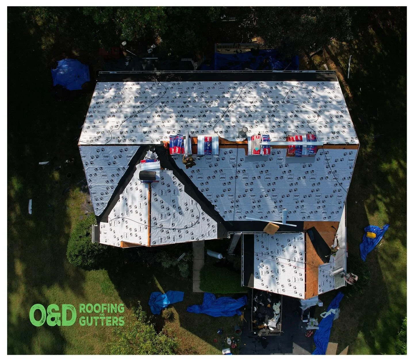 📍Laurel, MD. 

Full Roof Replacement and installation of aluminum fascia. Also upgrading synthetic underlayment using GAF Tiger Paw.