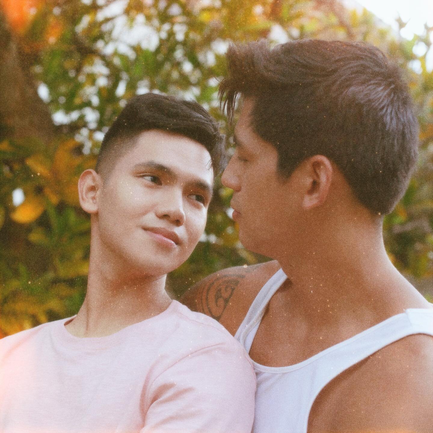 𝗮𝗻𝗴 𝗽𝗮𝗴𝘁𝗶𝗻𝗴𝗶𝗻 𝗺𝗼 𝘀𝗮 𝗮𝗸𝗶𝗻 ❤️ &ldquo;The way you look at me&rdquo; 
@jayronmunoz ✨ @kaipodudoit 
#boysloveboys #blseries #blmovie #boys #filipino #filipinobl #hawaiianboy #hawaiianboys #pinoybl