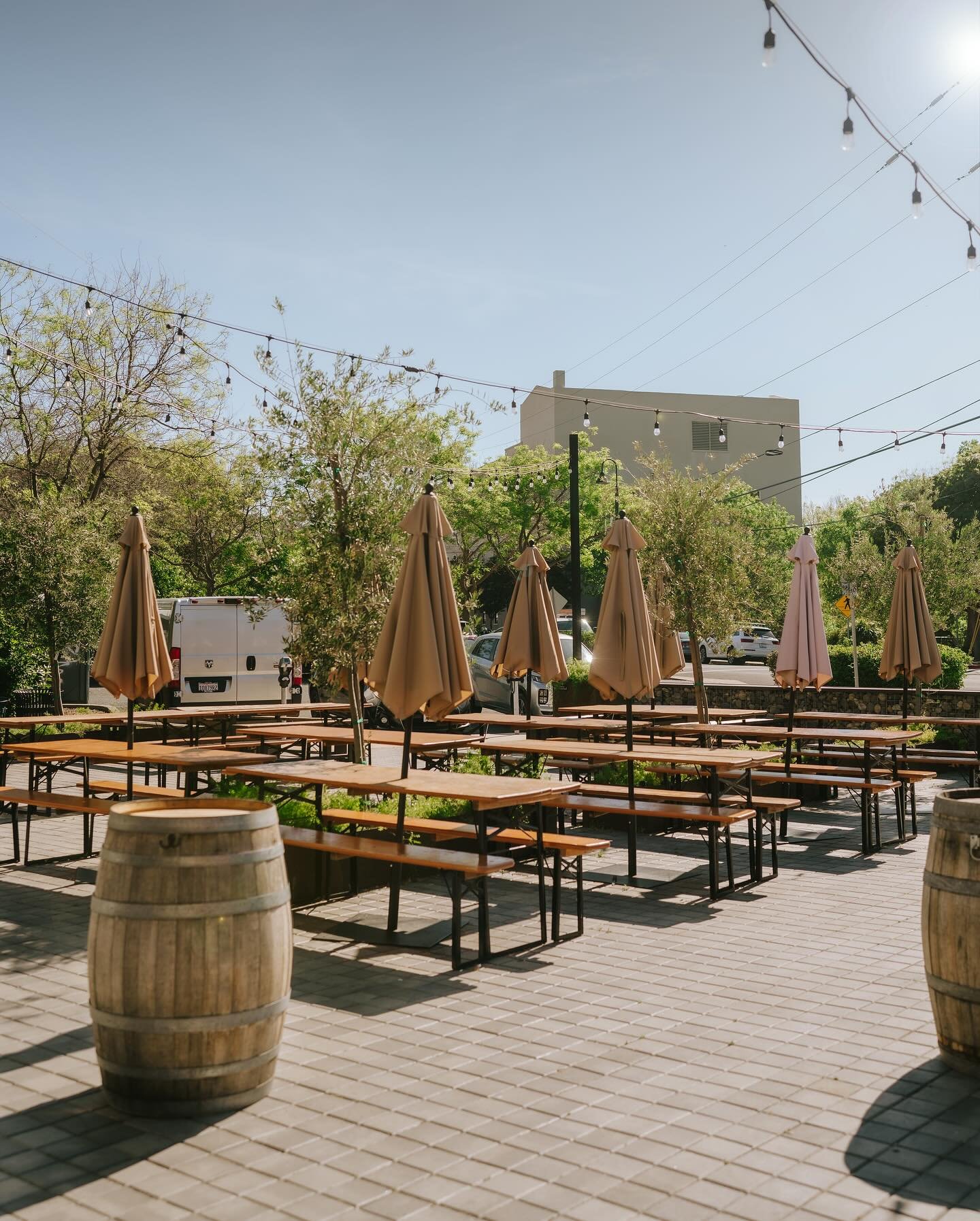 What a beautiful Monday! You know what goes well with some sun rays? BEER! Come on down today from 3 - 8PM to enjoy some brews and the sun shining.