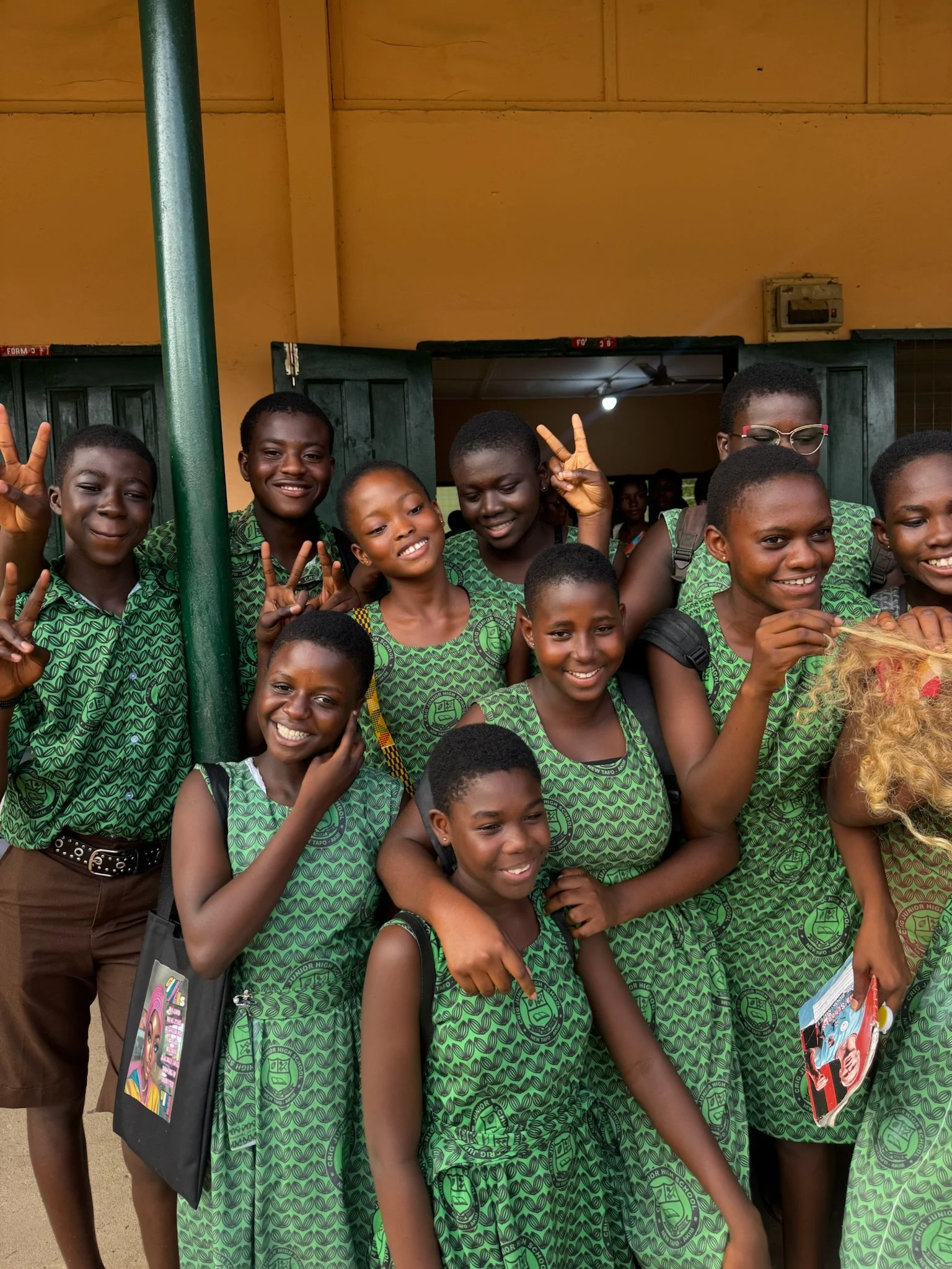 image of a large group of school kids in Ghana smiling