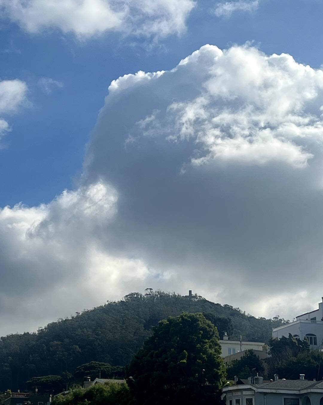 You can see the top of the cross peaking on top of the mountain from West Portal. Forecast called gif no rain this weekend. Take a hike to the top of Mt Davidson before you sit down to watch the game.  #mtdavidson #westportal #sanfrancisco #goniners 