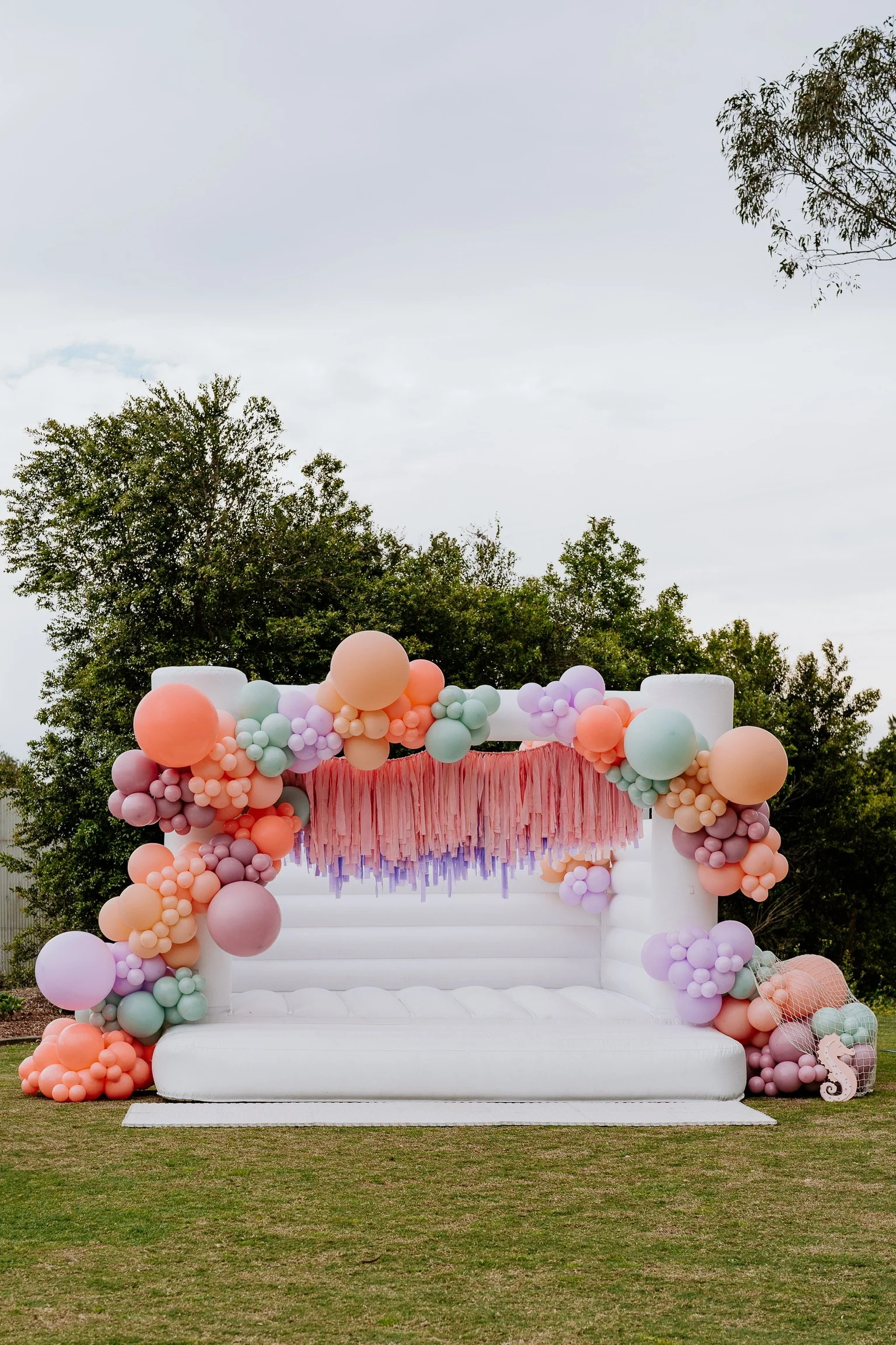 balloon garland on jumping castle.JPG