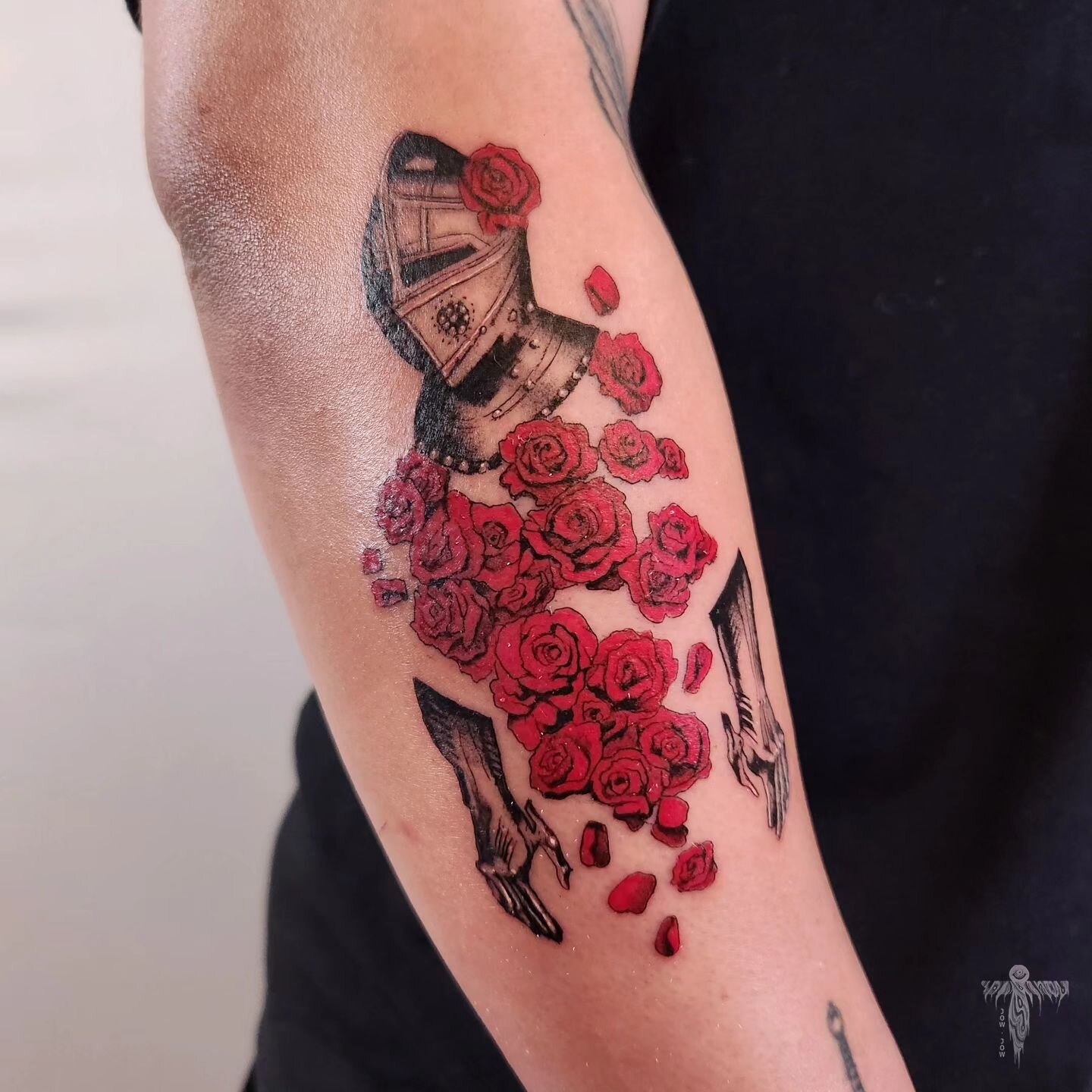 &mdash; 𝙁𝙖𝙡𝙡𝙞𝙣𝙜 𝙍𝙤𝙨𝙚𝙨 &mdash;

For Kari &mdash; Thank you!! I really enjoyed chatting with you and honored to have been able to add to your impressive ink collection. :D

[ 4.5 hrs ]&nbsp;

#knightattoo #darktattoos #rosetattoos #sftattoo