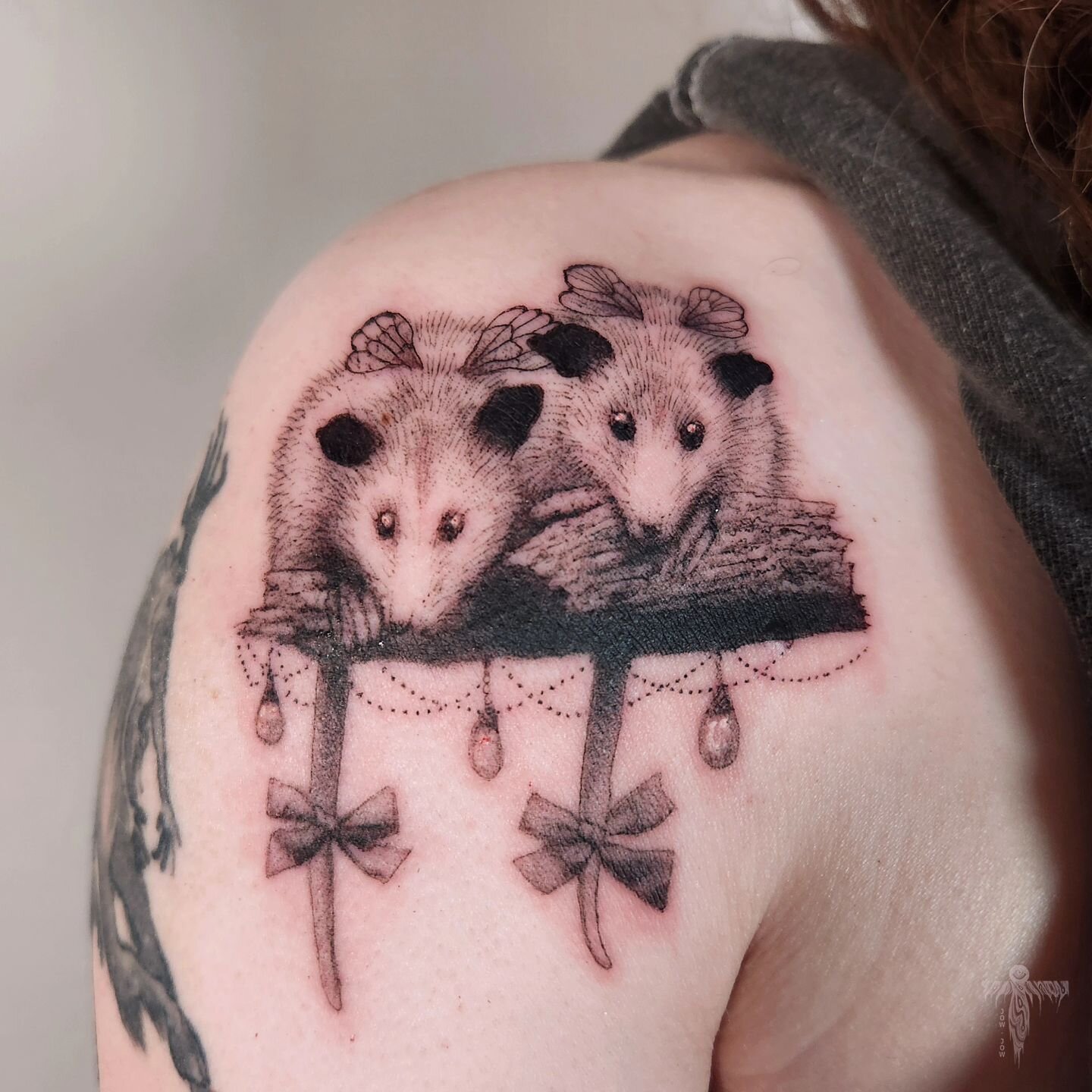 &mdash; 𝙊𝙥𝙤𝙨𝙨𝙪𝙢 𝙁𝙖𝙞𝙧𝙞𝙚𝙨 &mdash;

For Mac &mdash; Thank you for giving these critters a home. I love the placement you chose, having them perched on the shoulder/ clavicle. :3

[ 2.5 hrs ]

#opossumfairies #opposumtattoos #animaltattoos 