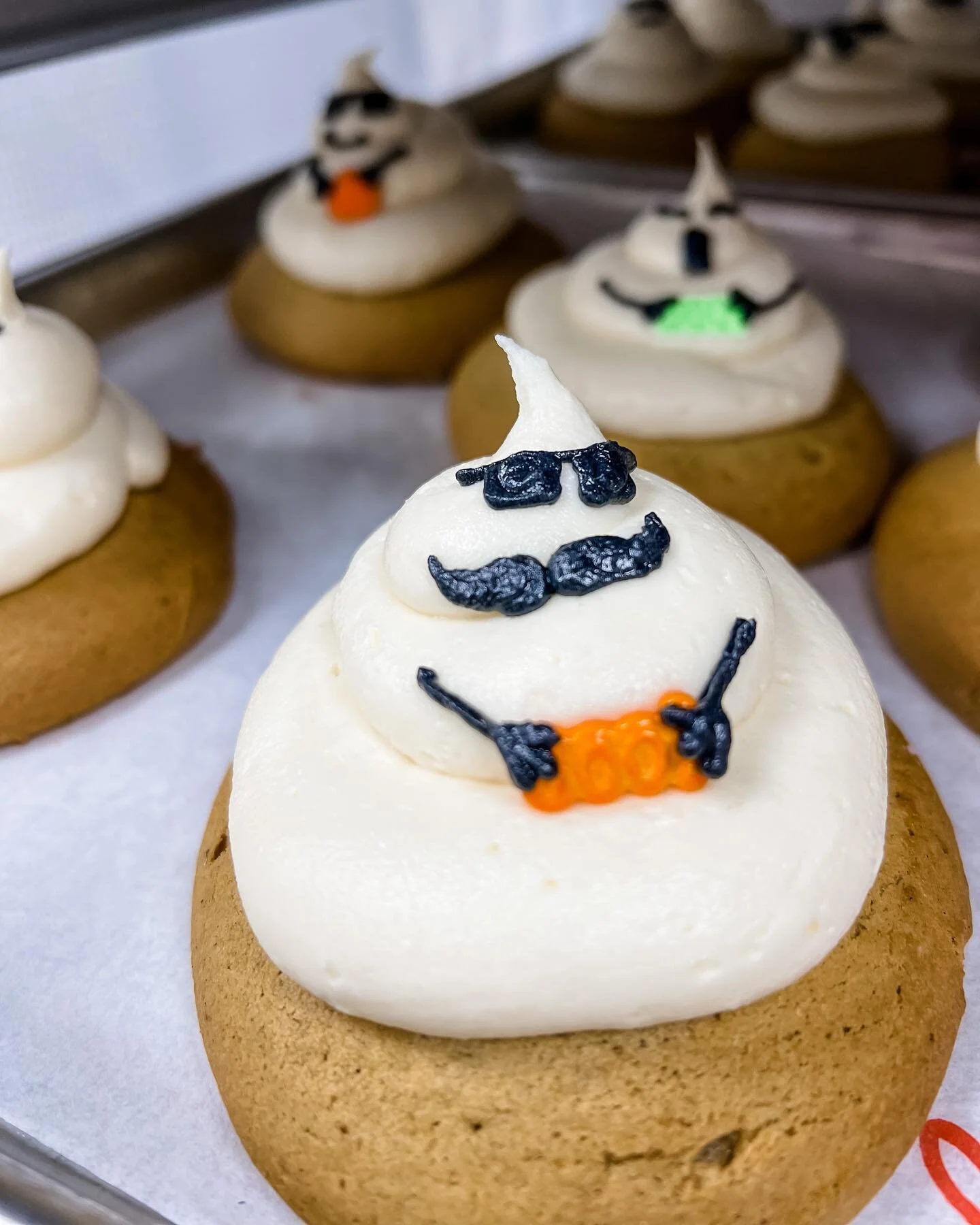 Y&rsquo;all, our bakers are so extra 😂 we make these pumpkin cookies with ghost shaped marshmallow buttercream every year and Lena really took it up a notch with the ghost decorating 👻 
SO. CUTE.

PS - a lot of people ask for our schedule of baked 