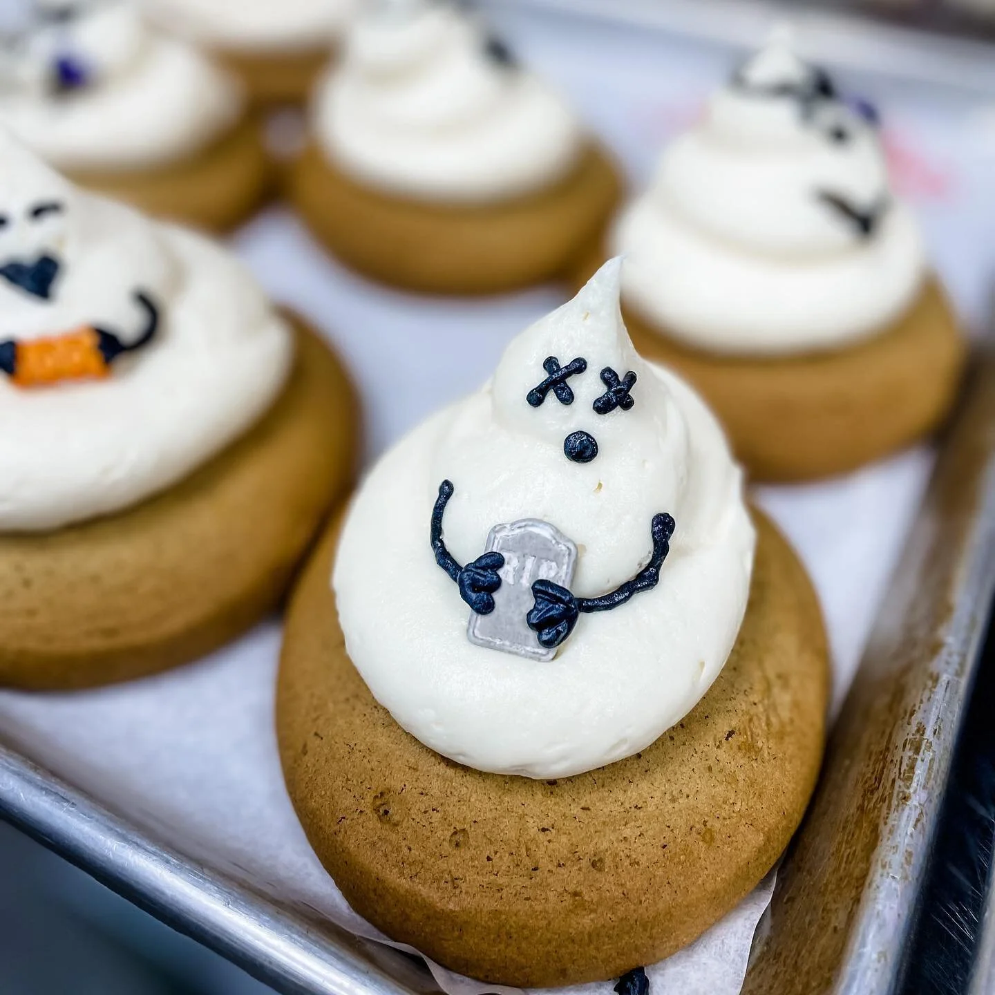The old pumpkin ghost can&rsquo;t come to the phone right now. Why? Oh, cause she&rsquo;s dead. 🎶 👻