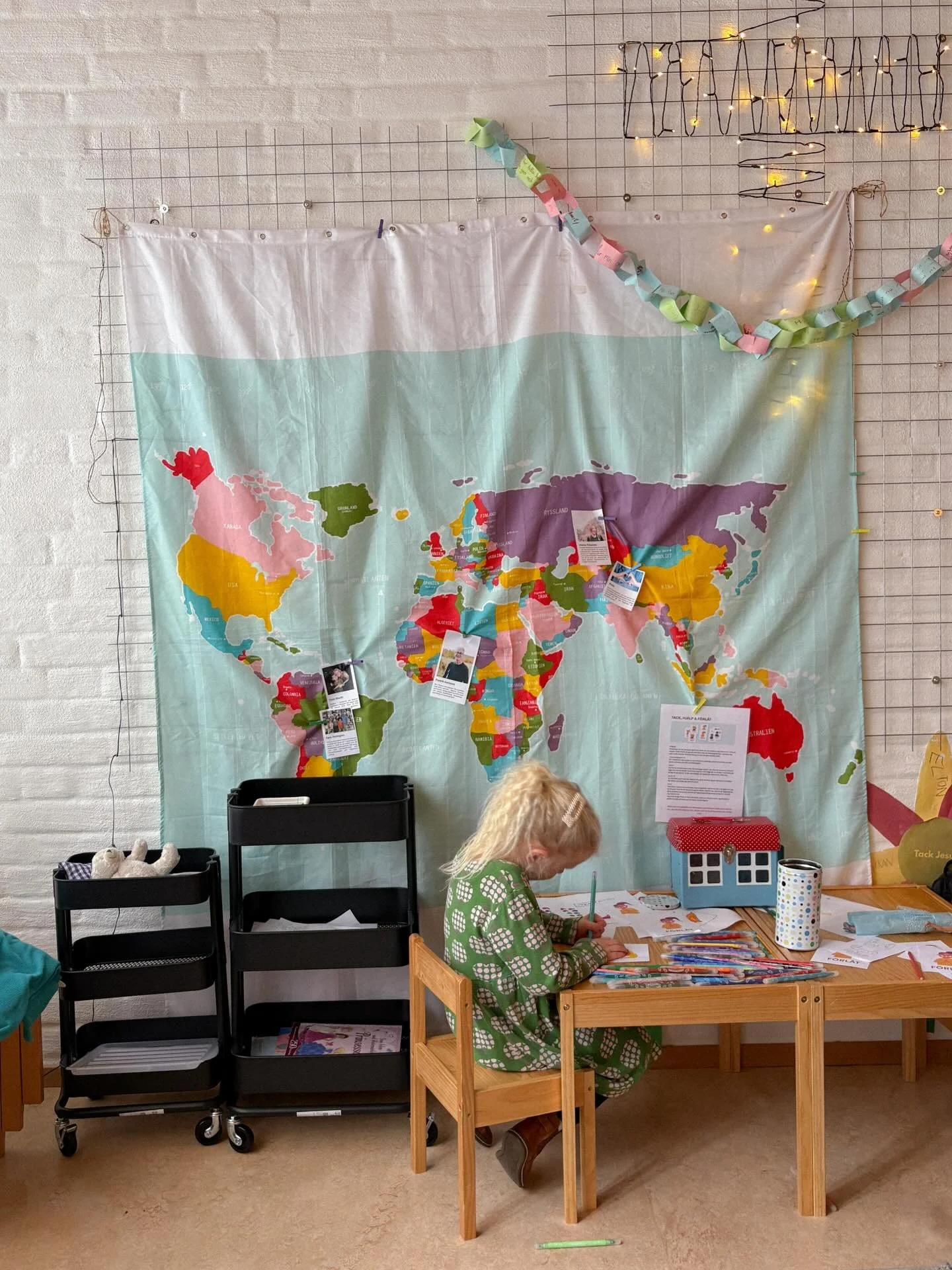 Gudstj&auml;nst- tillsammans med varandra och Gud d&auml;r vi p&aring; olika s&auml;tt f&aring;r rikta v&aring;ra hj&auml;rtan till Jesus! DU &Auml;R S&Aring; V&Auml;LKOMMEN att vara med!